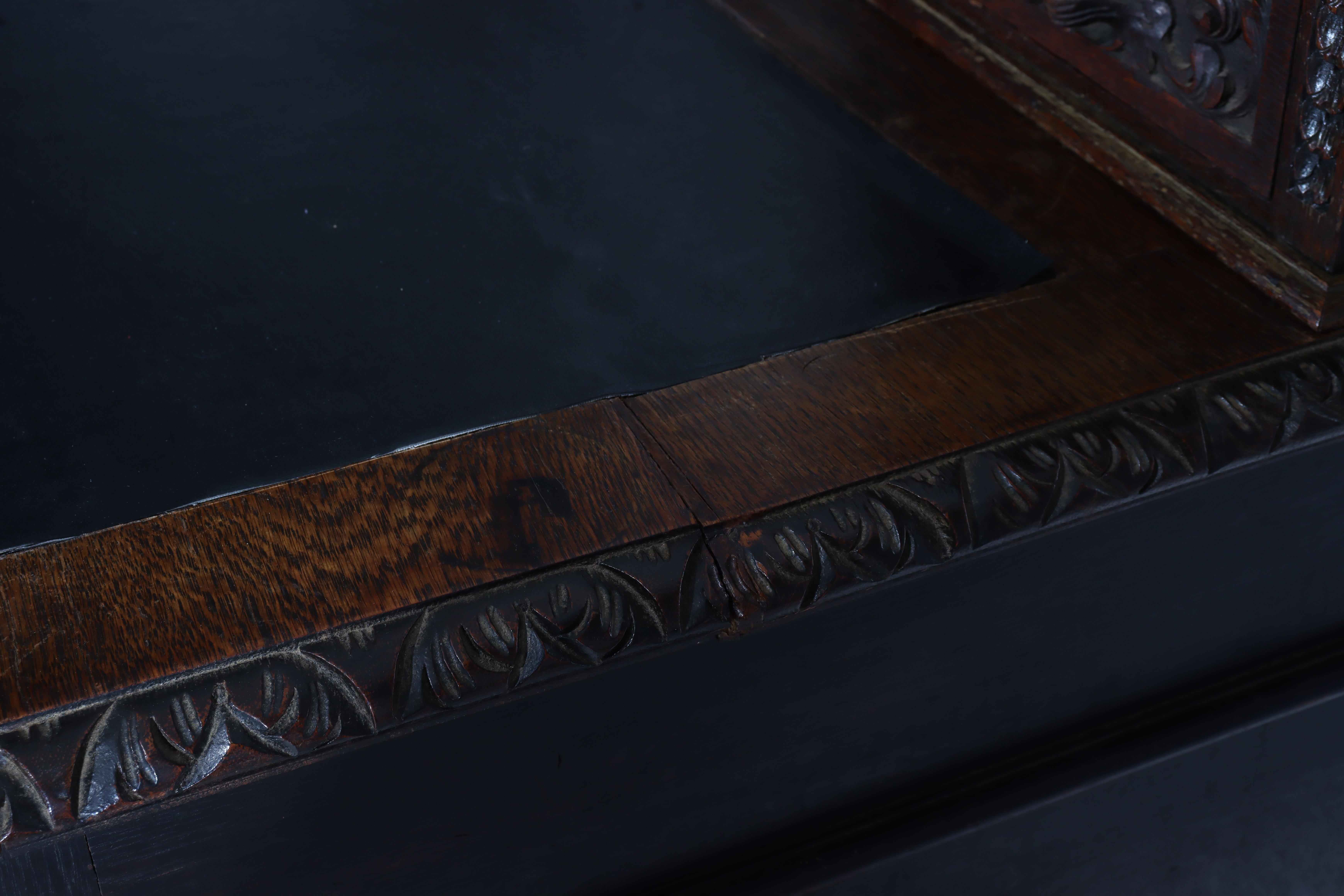 Ancien bureau à genoux en Oak Oak sculpté de RJ Horner avec poignées figuratives sculptées c1910 en vente 3