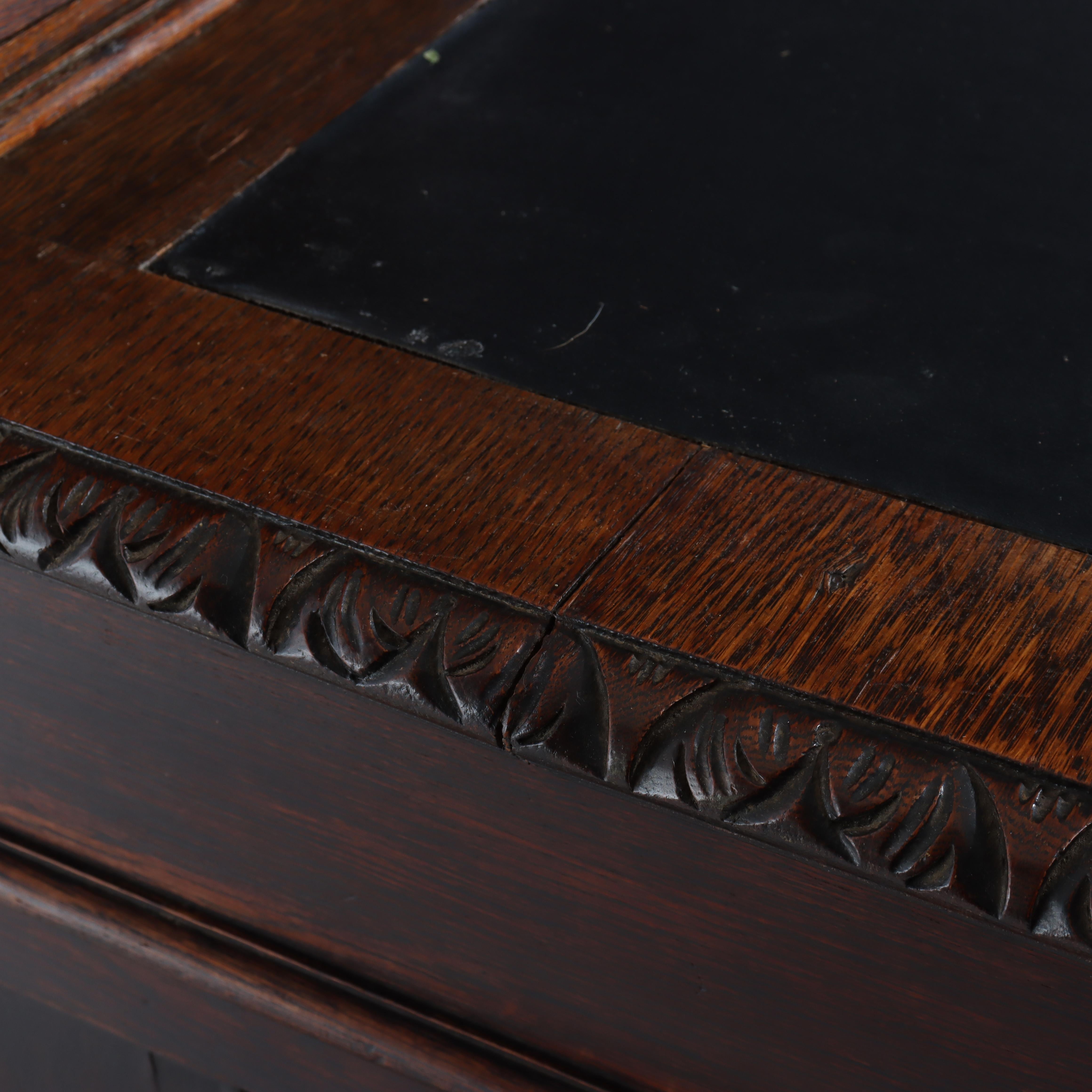 Ancien bureau à genoux en Oak Oak sculpté de RJ Horner avec poignées figuratives sculptées c1910 en vente 4