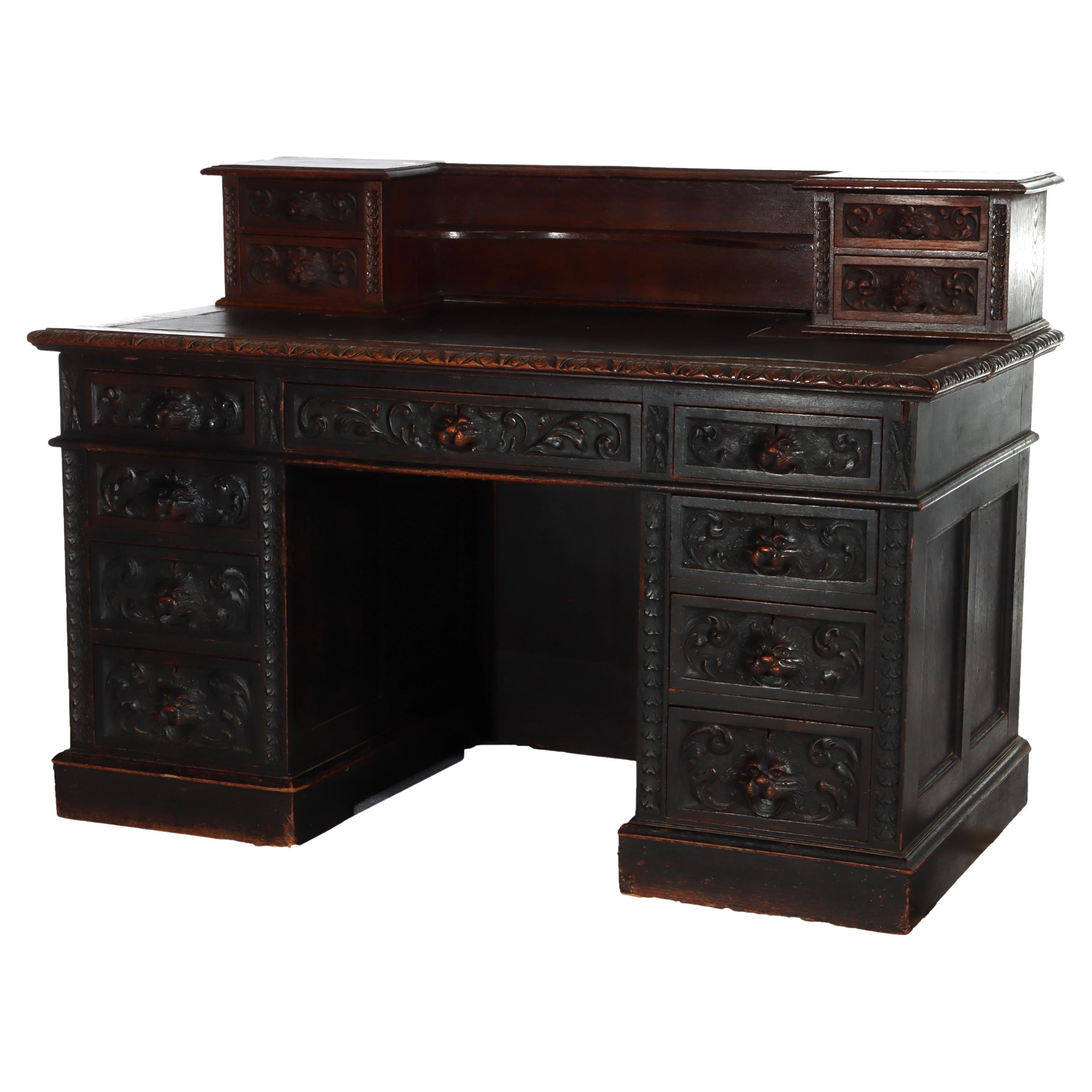 Antico scrittoio RJ Horner intagliato a ginocchio in Oak, con elementi figurati intagliati del 1910 ca.