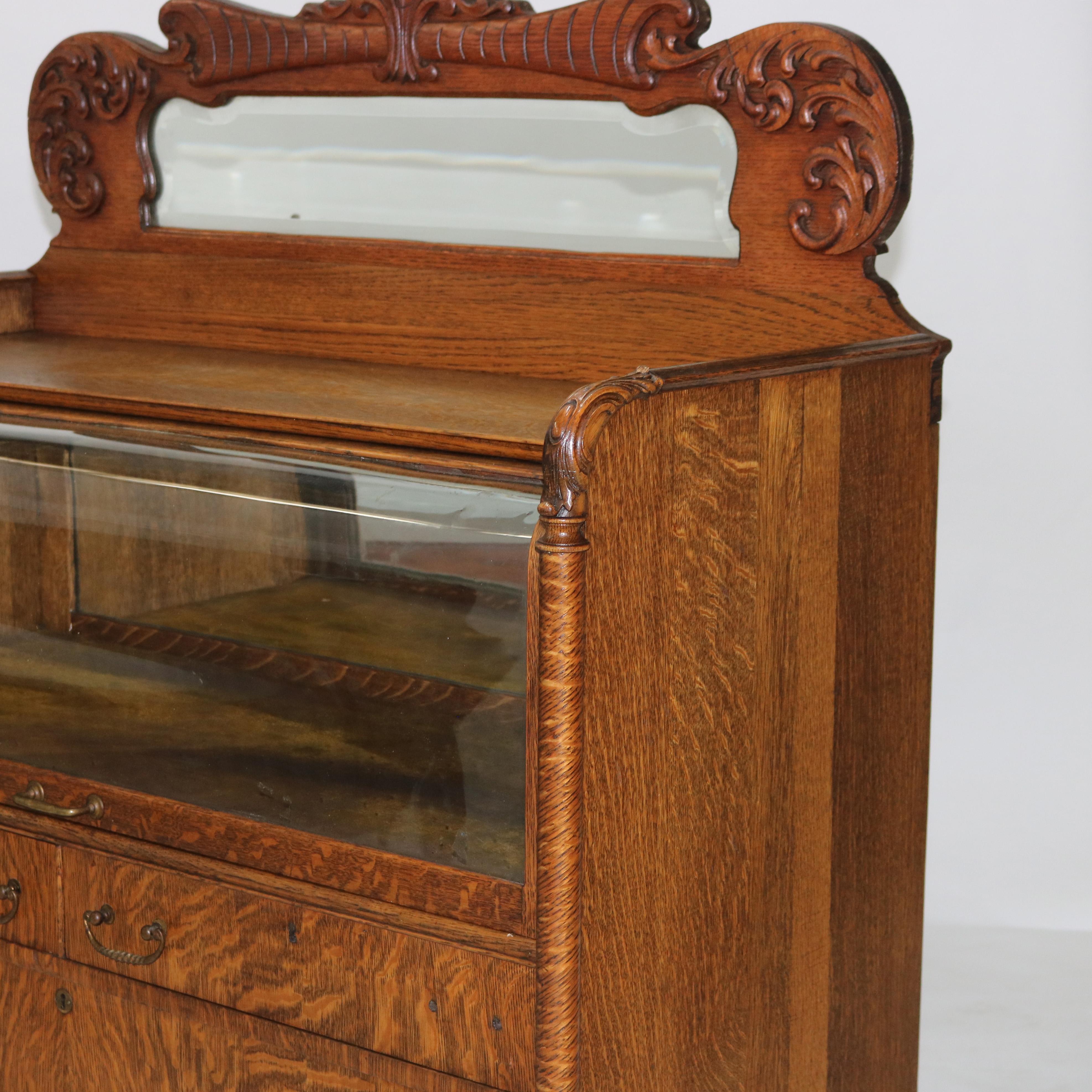Antiker RJ Horner geschnitzter Vitrinenschrank aus geschnitzter viertelgesägter Eiche und Glaskristall, um 1920 im Zustand „Gut“ im Angebot in Big Flats, NY