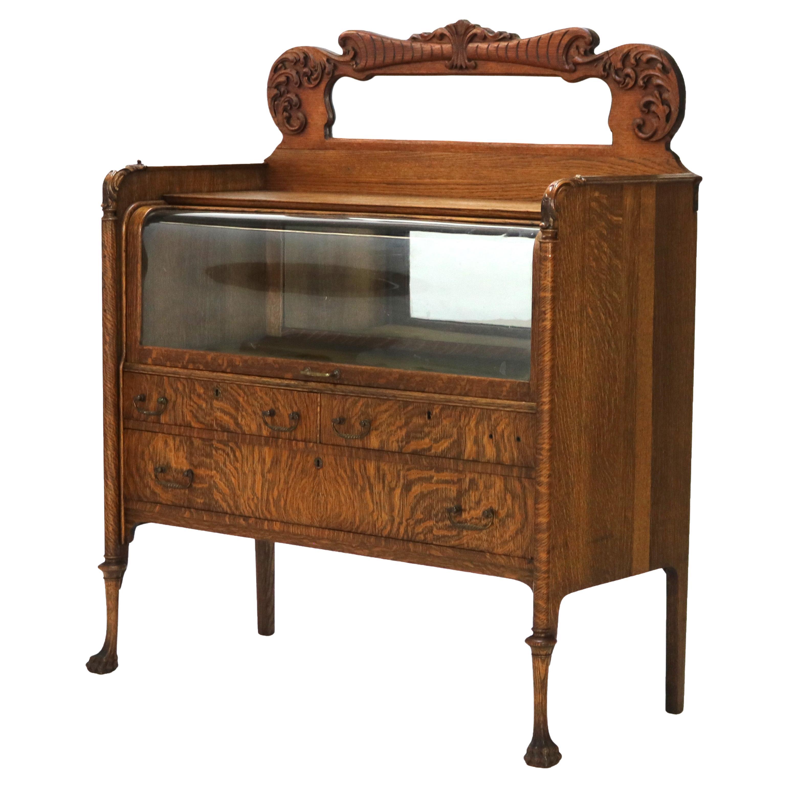 Vitrine d'antiquités RJ Horner sculptée en chêne quart-de-scie et verre de cristal C1920