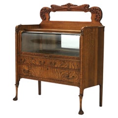 Vitrine d'antiquités RJ Horner sculptée en chêne quart-de-scie et verre de cristal C1920