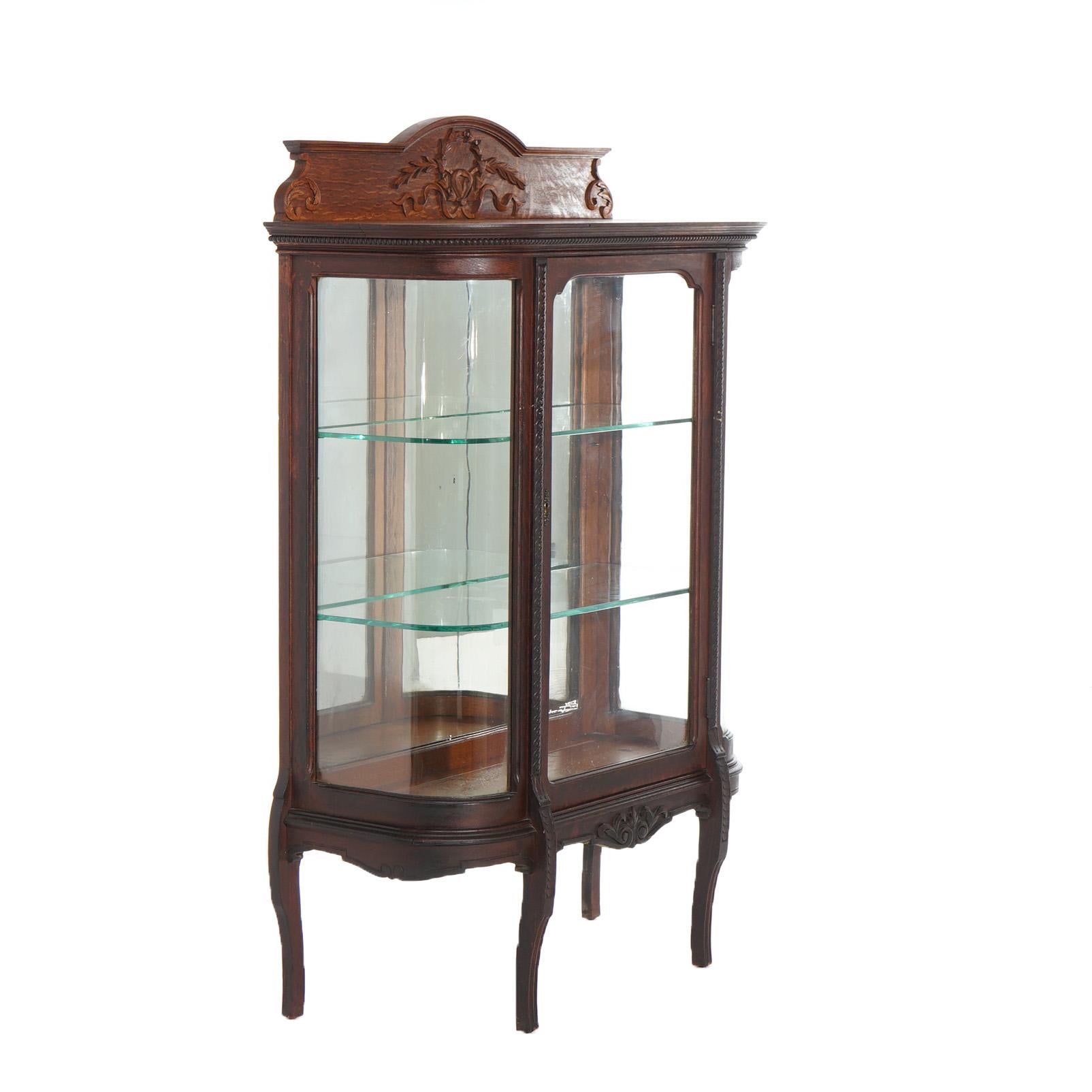 Antico RJ Horner Diminutive Oak Vitrine con elementi a nastro e fogliame C1910 In condizioni buone in vendita a Big Flats, NY