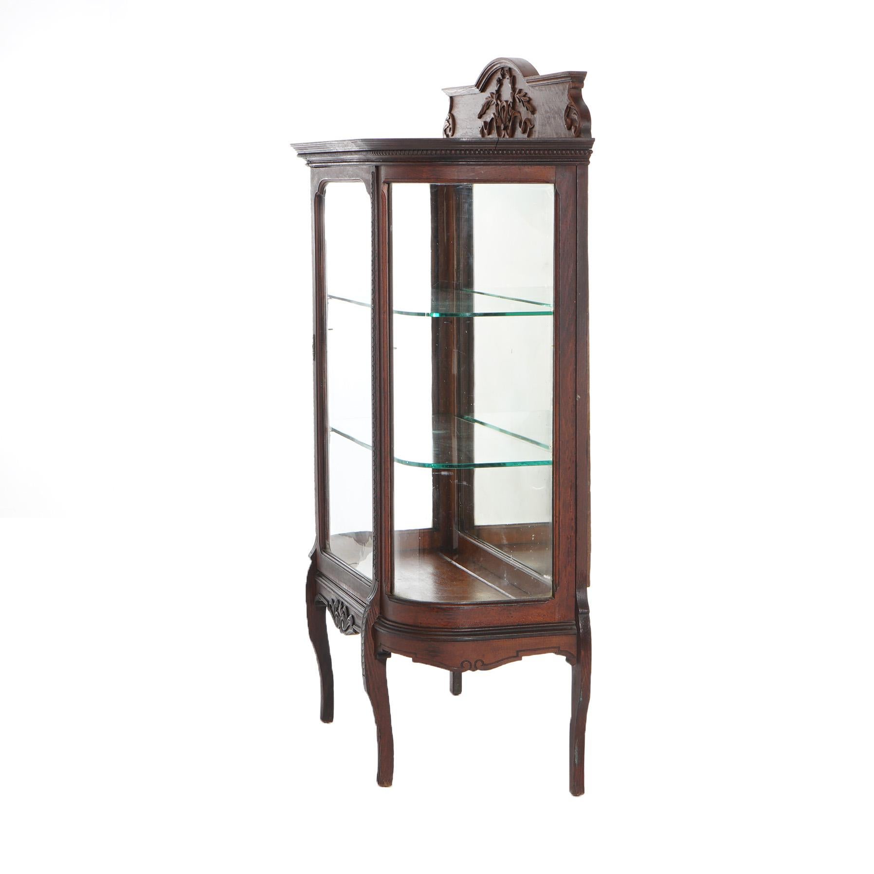 XX secolo Antico RJ Horner Diminutive Oak Vitrine con elementi a nastro e fogliame C1910 in vendita