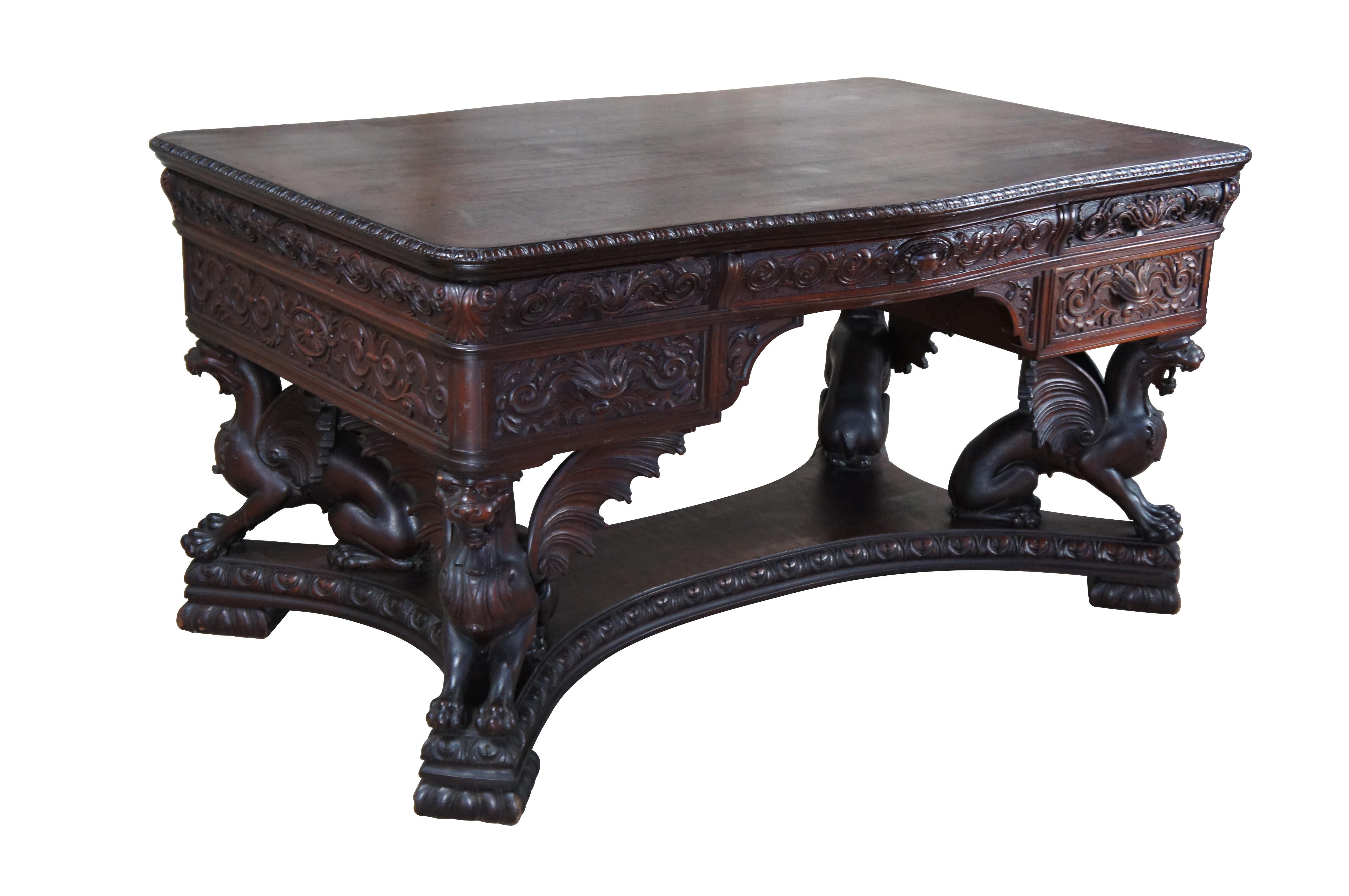 Un escritorio de socios de caoba excepcionalmente tallado por R.J. Horner & Co, hacia 1890. Inspirándose en el estilo victoriano y barroco italiano. Presenta una forma serpentina con borde de mesa tallado que remata en un cajón de friso central