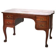 Ancien bureau RJ Horner en acajou serpentin de style Bombay avec pieds à griffes et boules