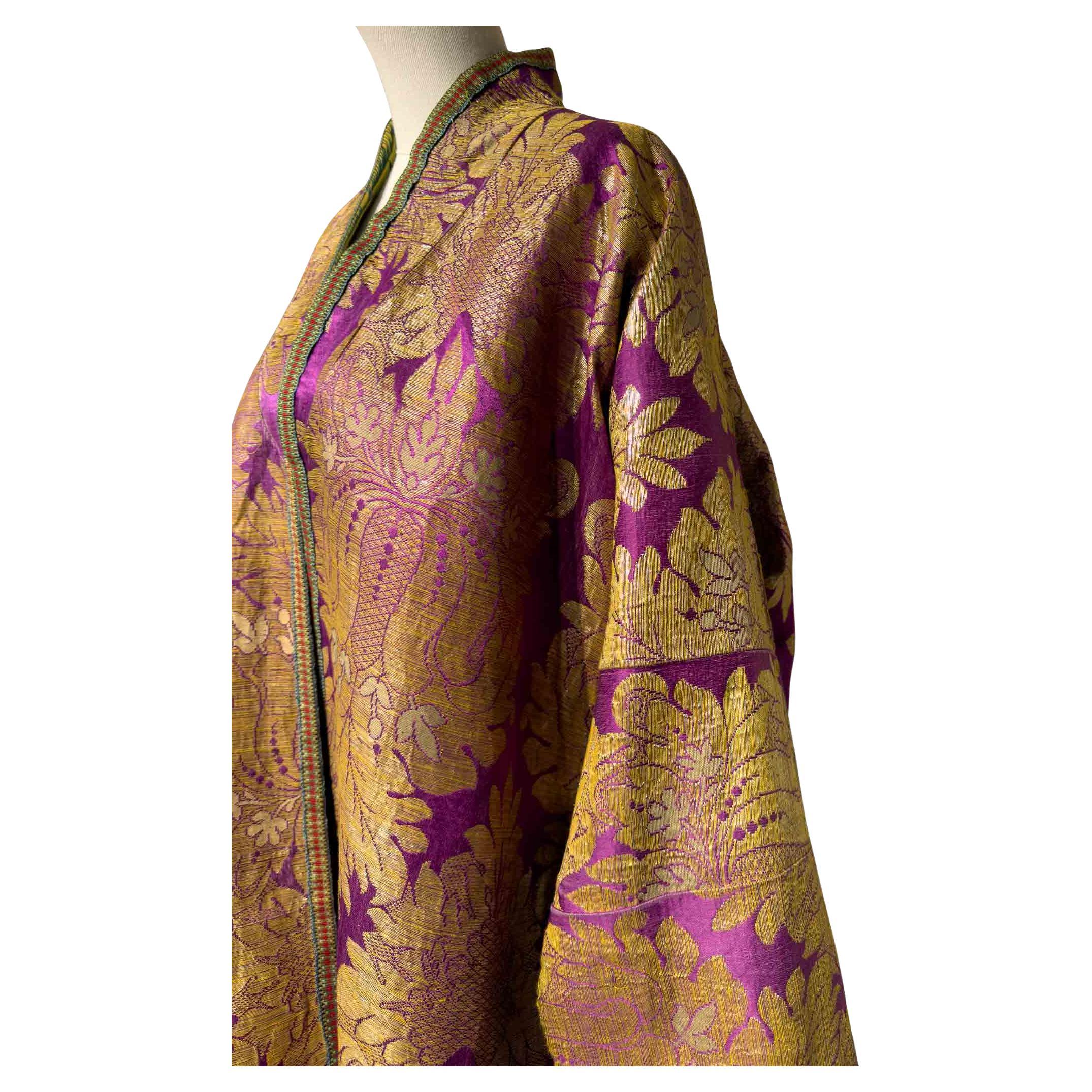 Chapan in broccato di seta uzbeko della metà del XIX secolo