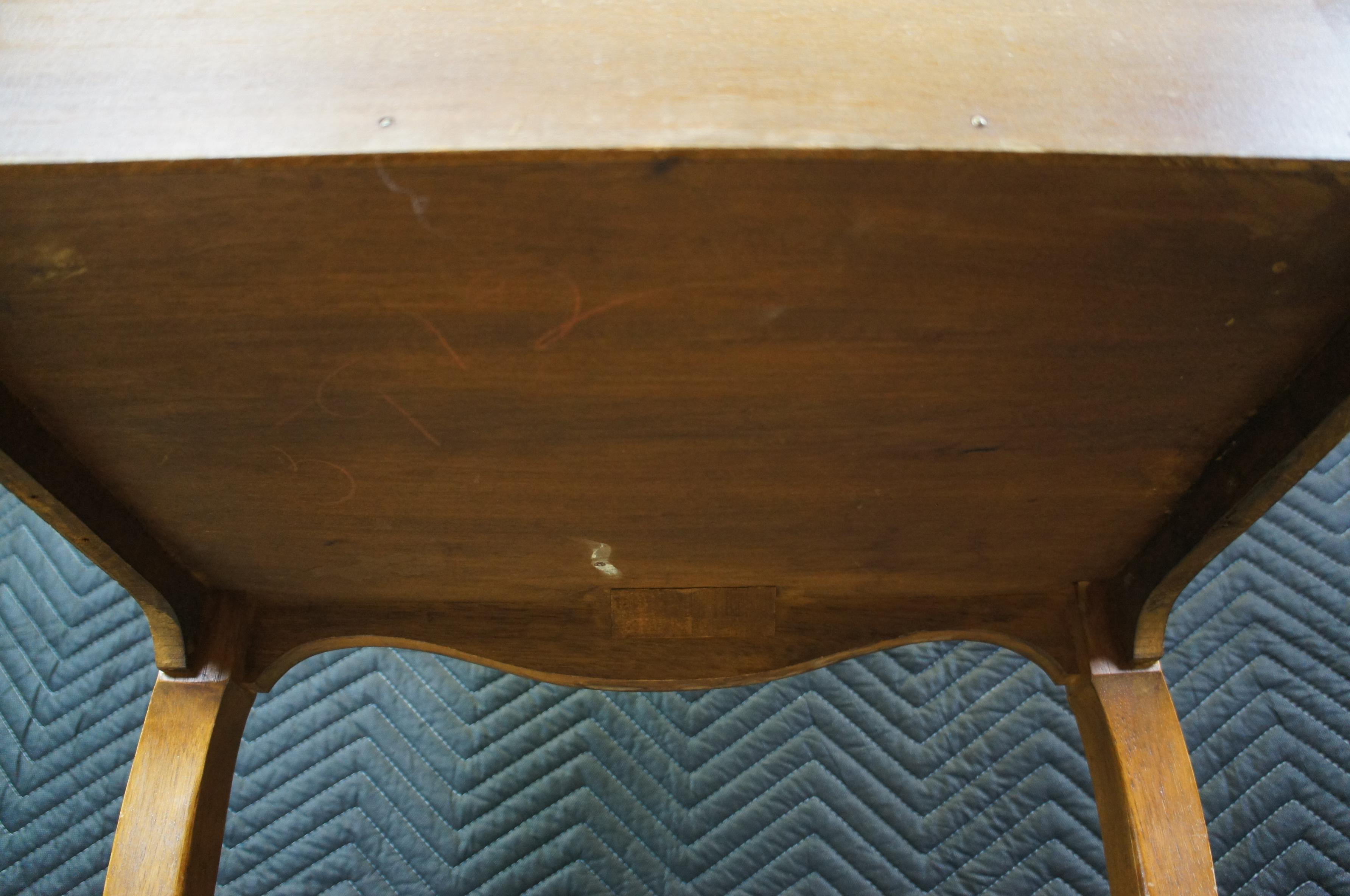Antiker Robert W Irwin Louis XV. Französischer Nachttisch aus Nussbaumholz, Nachttisch  im Angebot 5