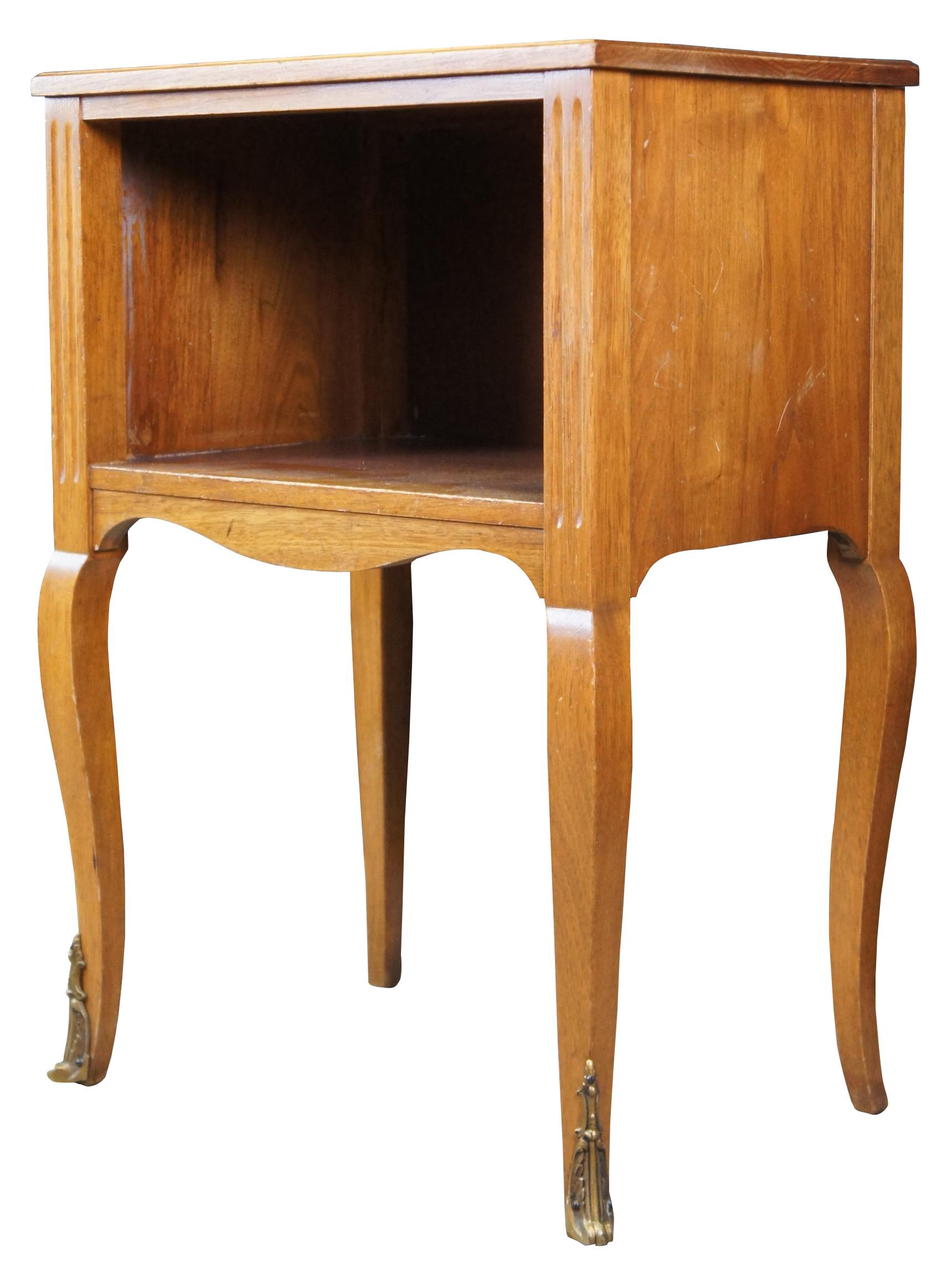 Antique Robert W Irwin Louis XV French Walnut Bedside End Table Nightstand  In Good Condition For Sale In Dayton, OH