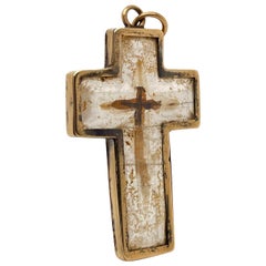 Croix ou crucifix antique en cristal de roche et or 14 carats avec une relique chrétienne