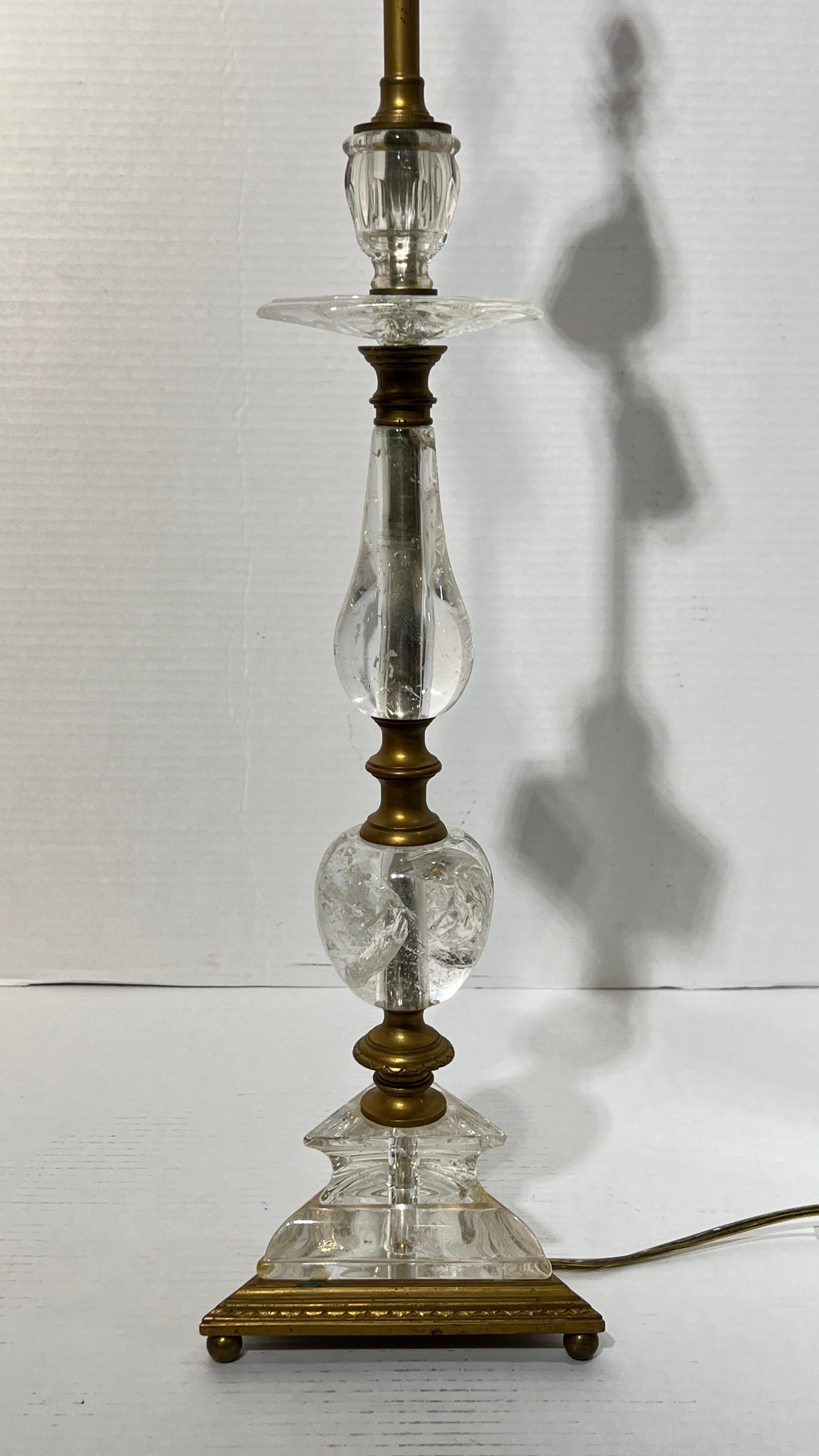 Quarzo Lampada da tavolo antica in cristallo di rocca e bronzo attribuita a Caldwell in vendita