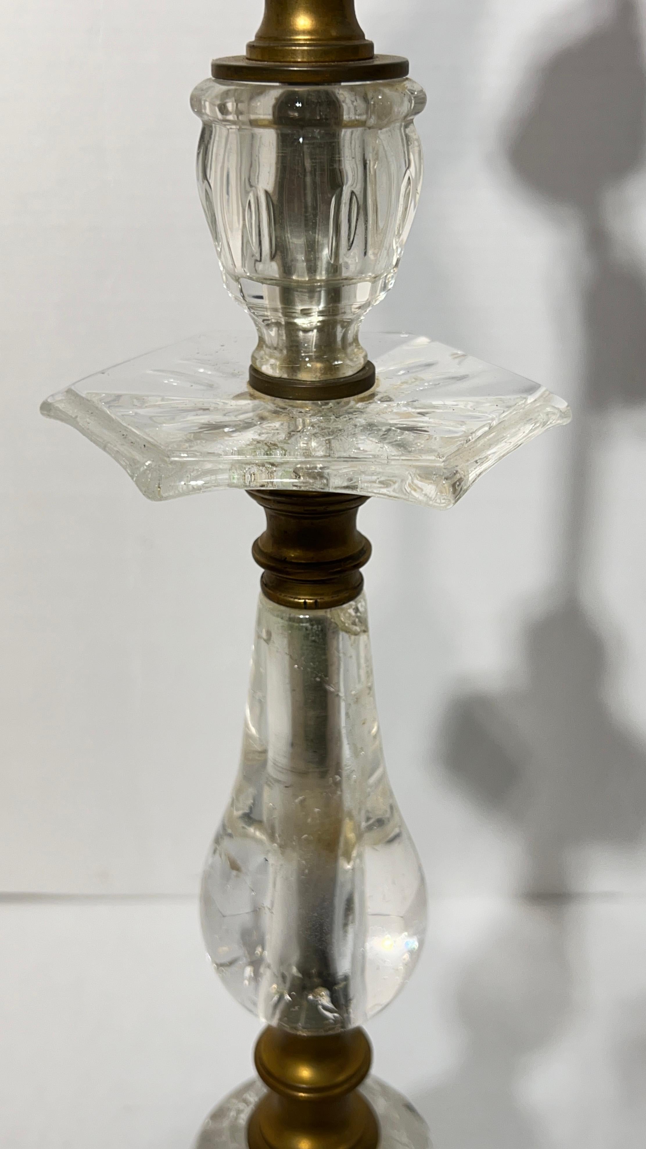 Lampada da tavolo antica in cristallo di rocca e bronzo attribuita a Caldwell in vendita 2