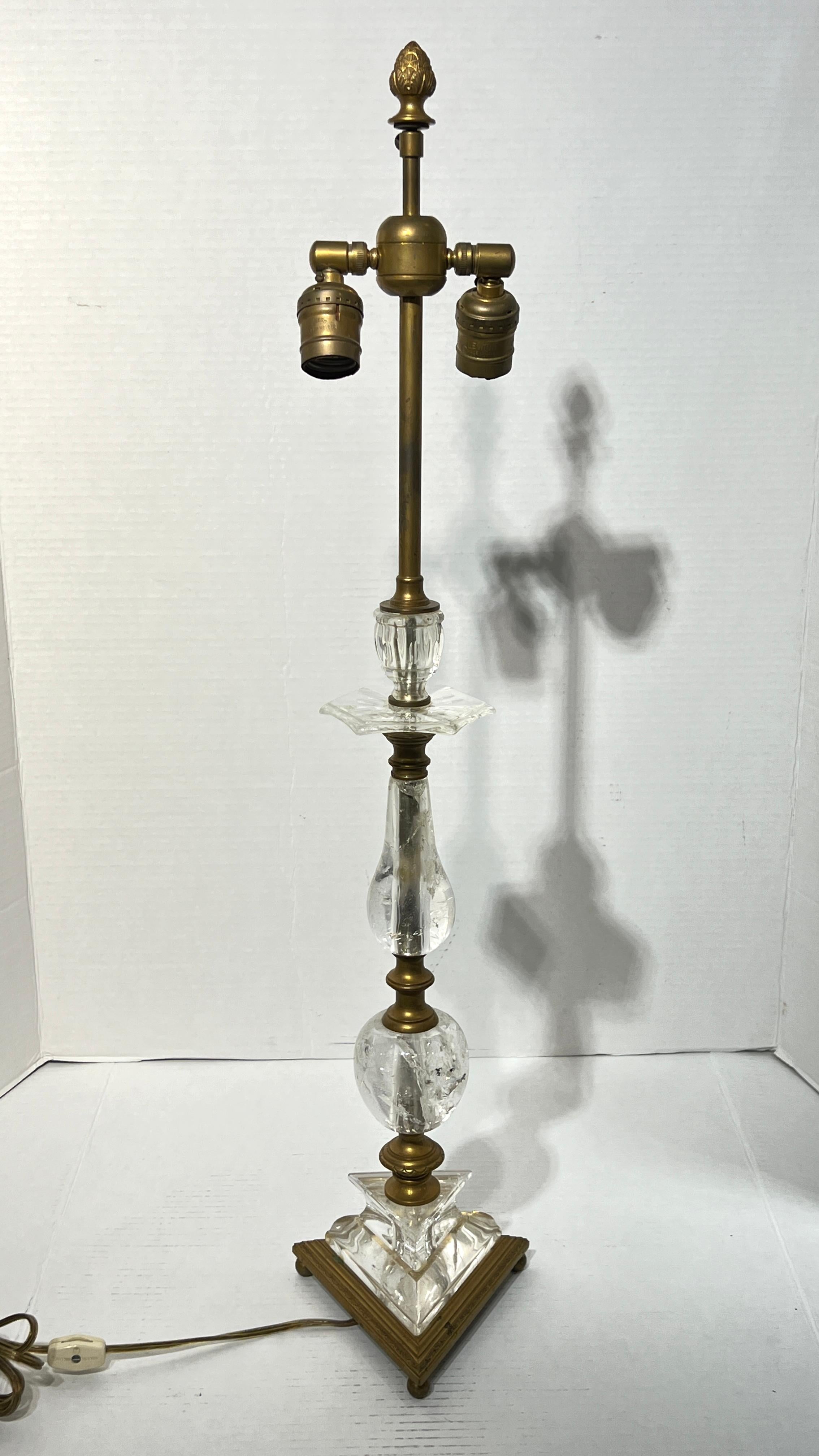 Lampada da tavolo antica in cristallo di rocca e bronzo attribuita a Caldwell in vendita 3