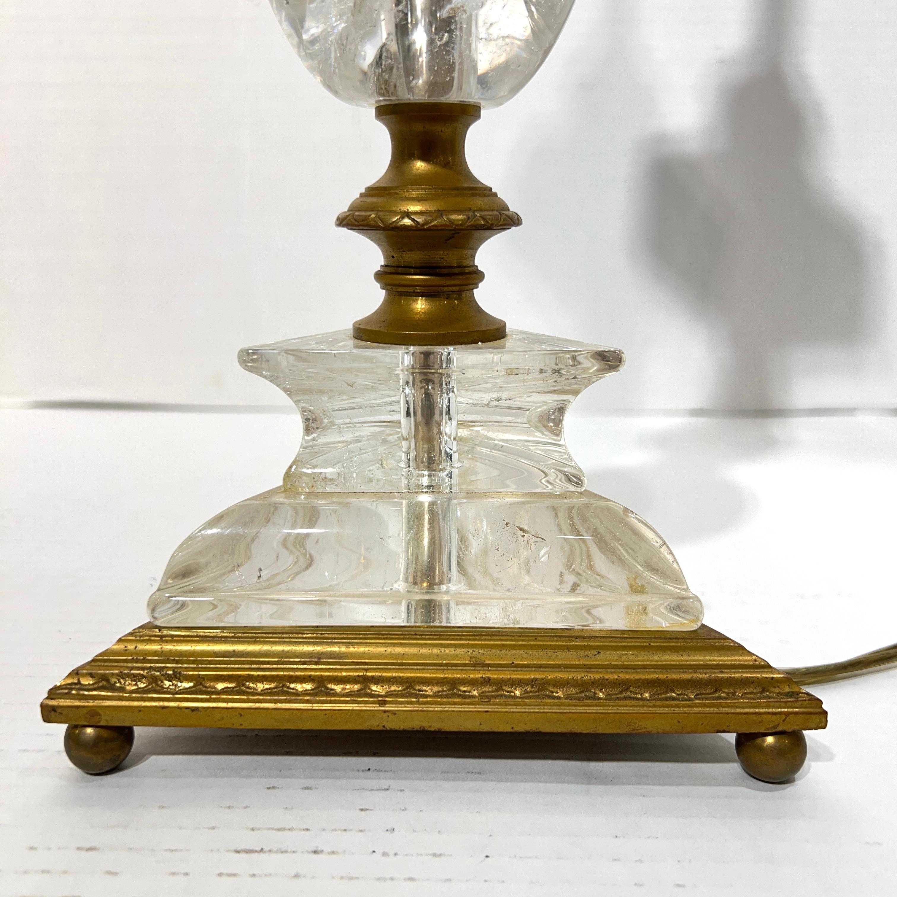 Lampada da tavolo antica, attribuita a Edward F. Caldwell, con struttura in bronzo dorato sollevata su una base triangolare con piedi a sfera e varie forme di cristallo di rocca tagliato e lucidato.  In ottime condizioni, con cablaggio moderno e due