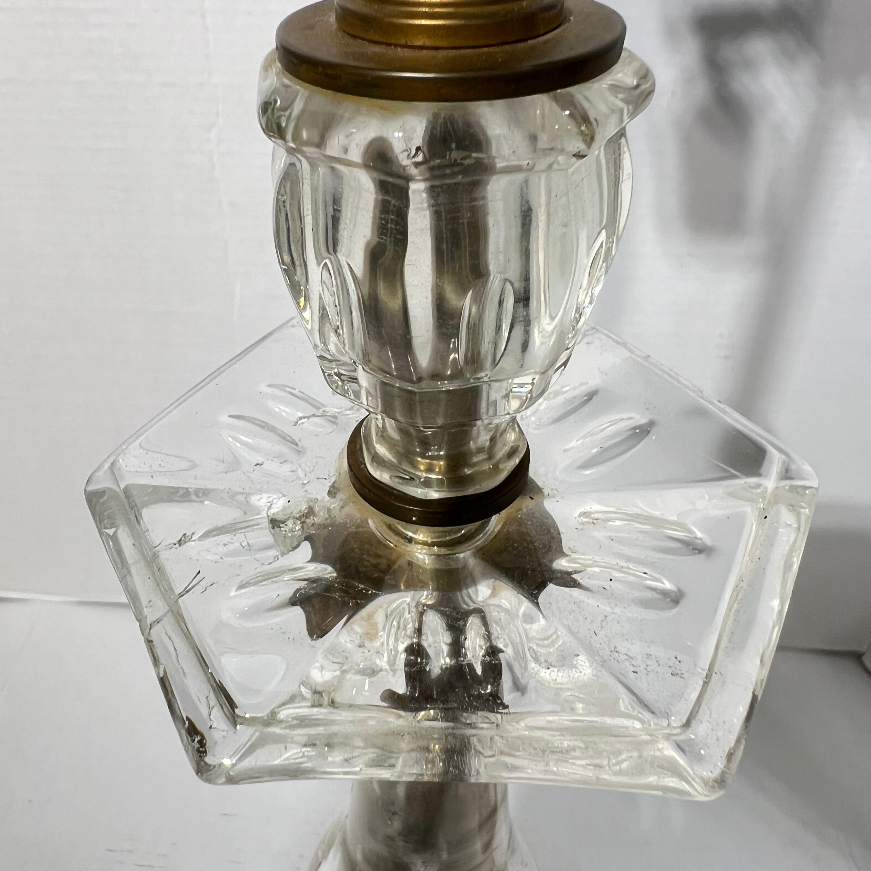 Dorato Lampada da tavolo antica in cristallo di rocca e bronzo attribuita a Caldwell in vendita