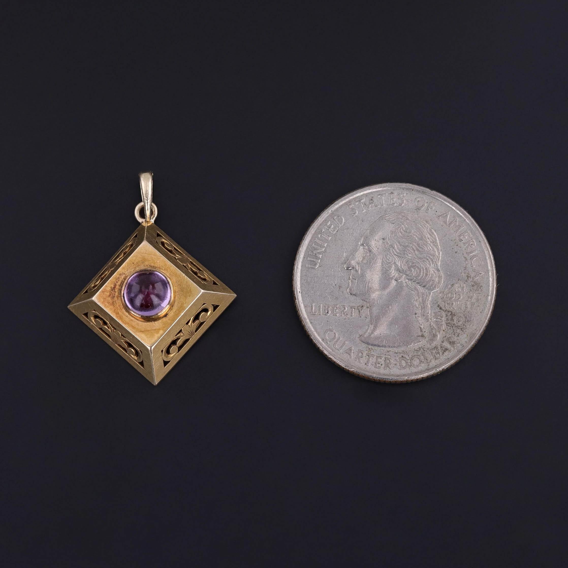 Elegante e distintivo, questo ciondolo nasce come antica spilla da cappello (circa 1890) ed è stato ripensato dal nostro gioielliere per diventare un ciondolo da indossare. Il gambo della spilla è stato accuratamente rimosso e sostituito con una