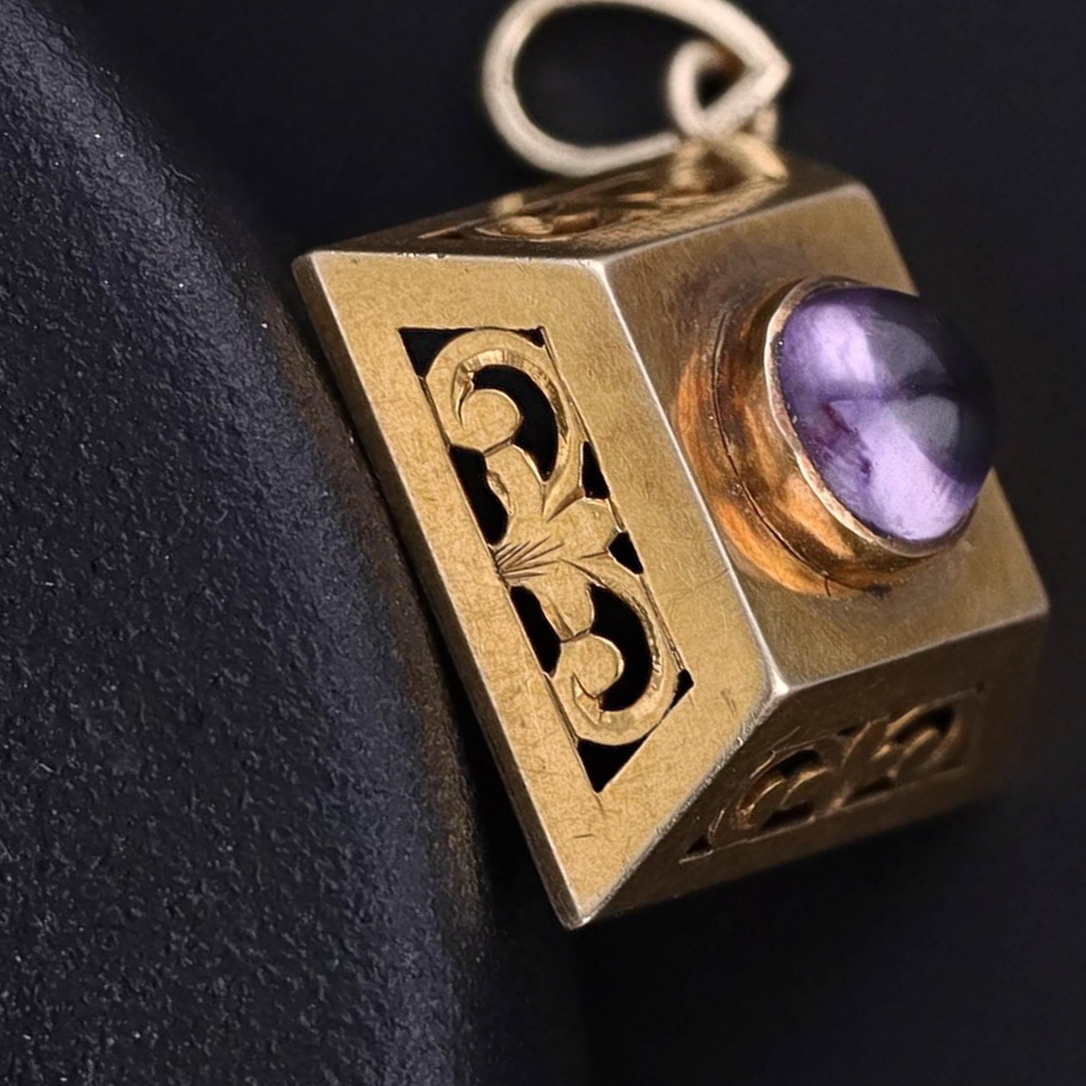 Cabochon Charme Antiques di cristallo di rocca in oro 14k in vendita