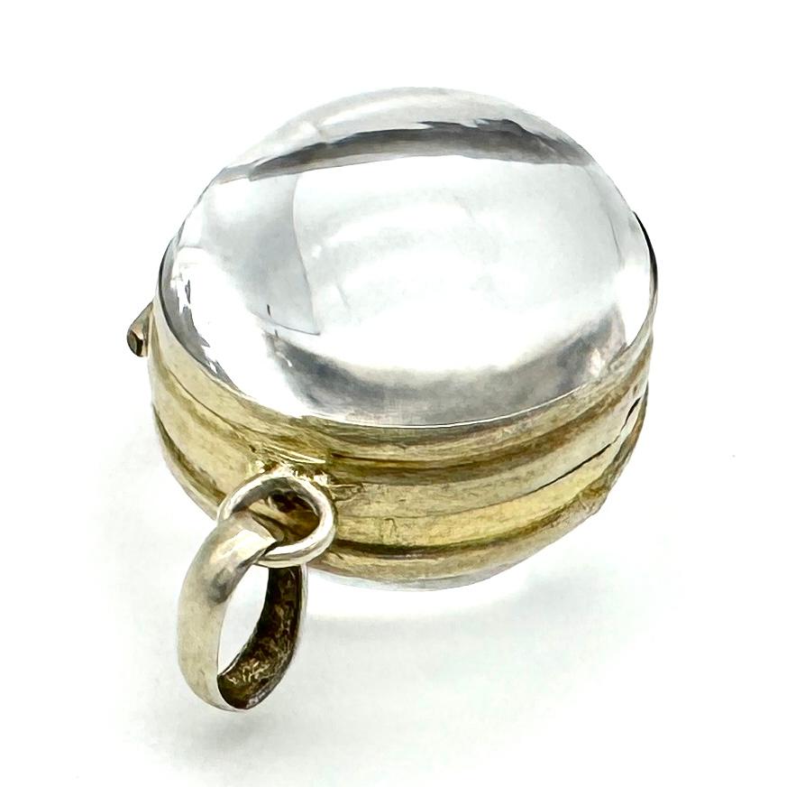 Cabochon Ciondolo a forma di uovo con cristallo di rocca antico  A. Silver in vendita