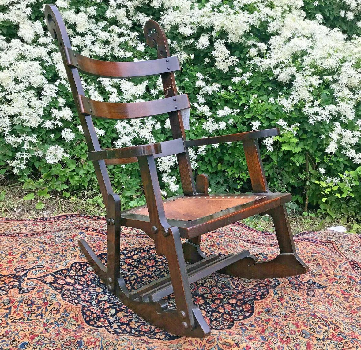 Chaise à bascule ancienne de Jamestown Furniture Co, Buffalo, NY - dans le style de Charles Rholf / Stickley Era W7212

La bascule est en bon état avec une réparation mineure du siège en cuir d'origine - il manque une amure d'origine. Il a un design