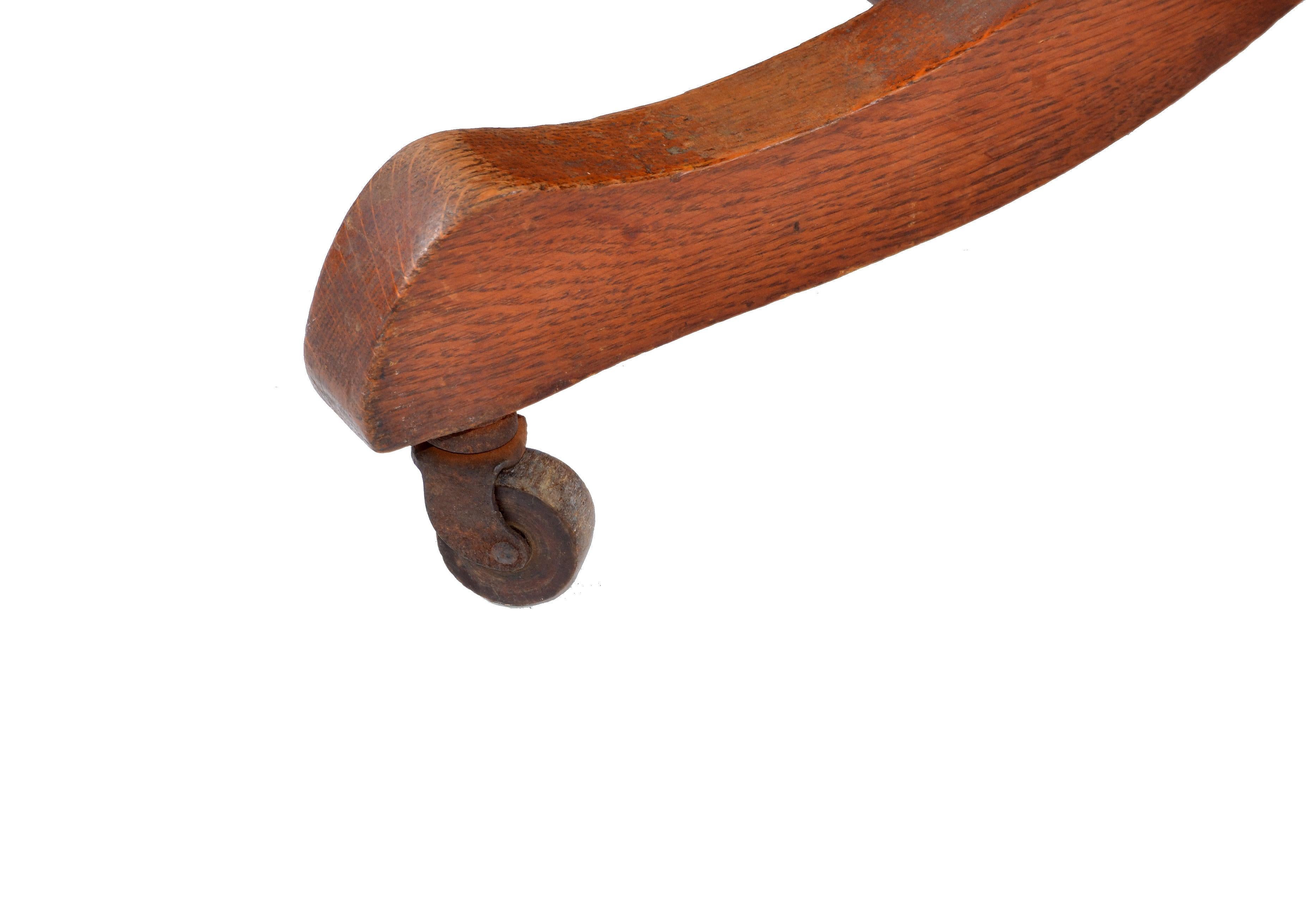 Fauteuil à bascule ancien sculpté et tourné à la main, tapisserie en bois de noyer à l'aiguille en vente 7