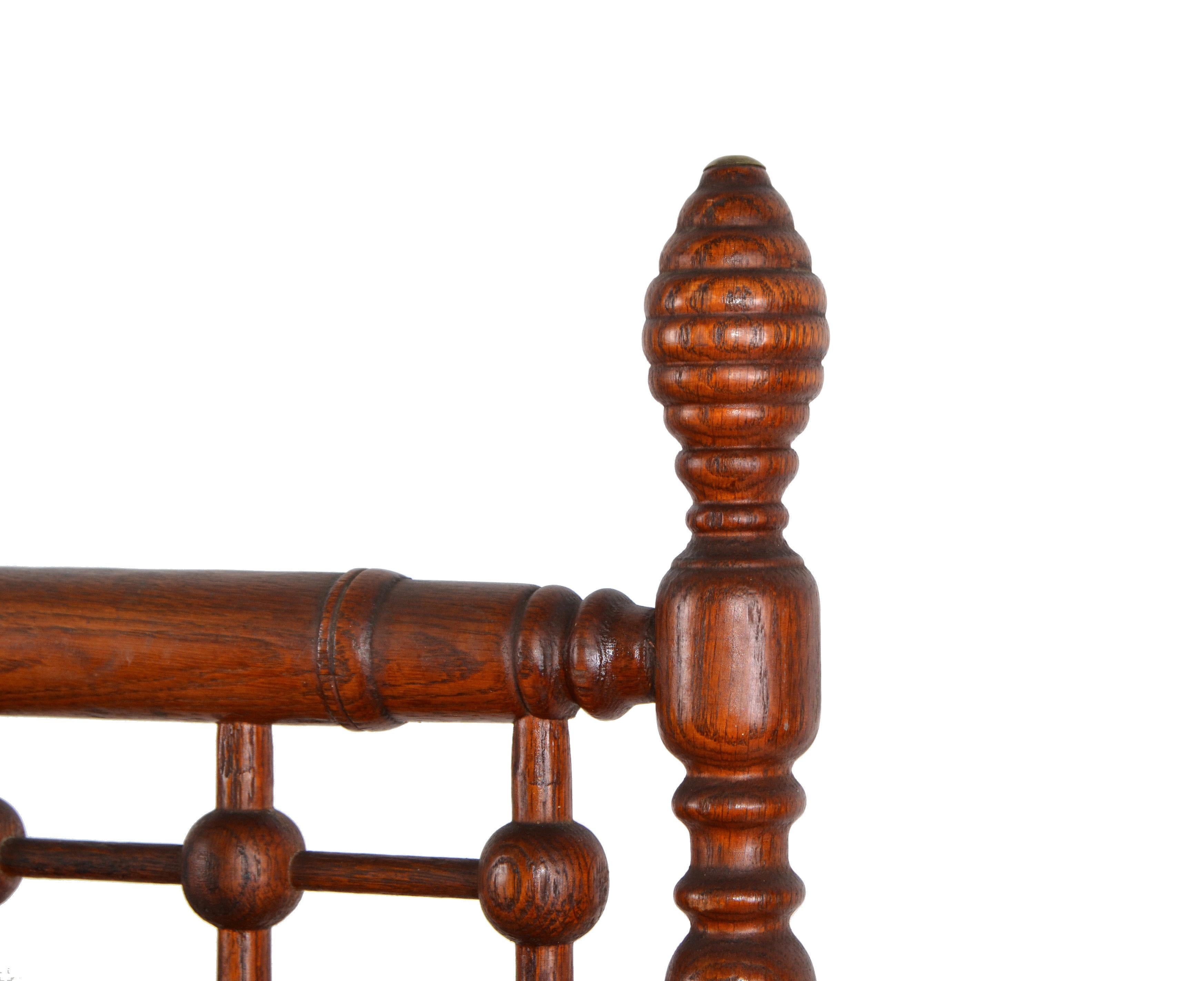 Fauteuil à bascule ancien sculpté et tourné à la main, tapisserie en bois de noyer à l'aiguille en vente 8
