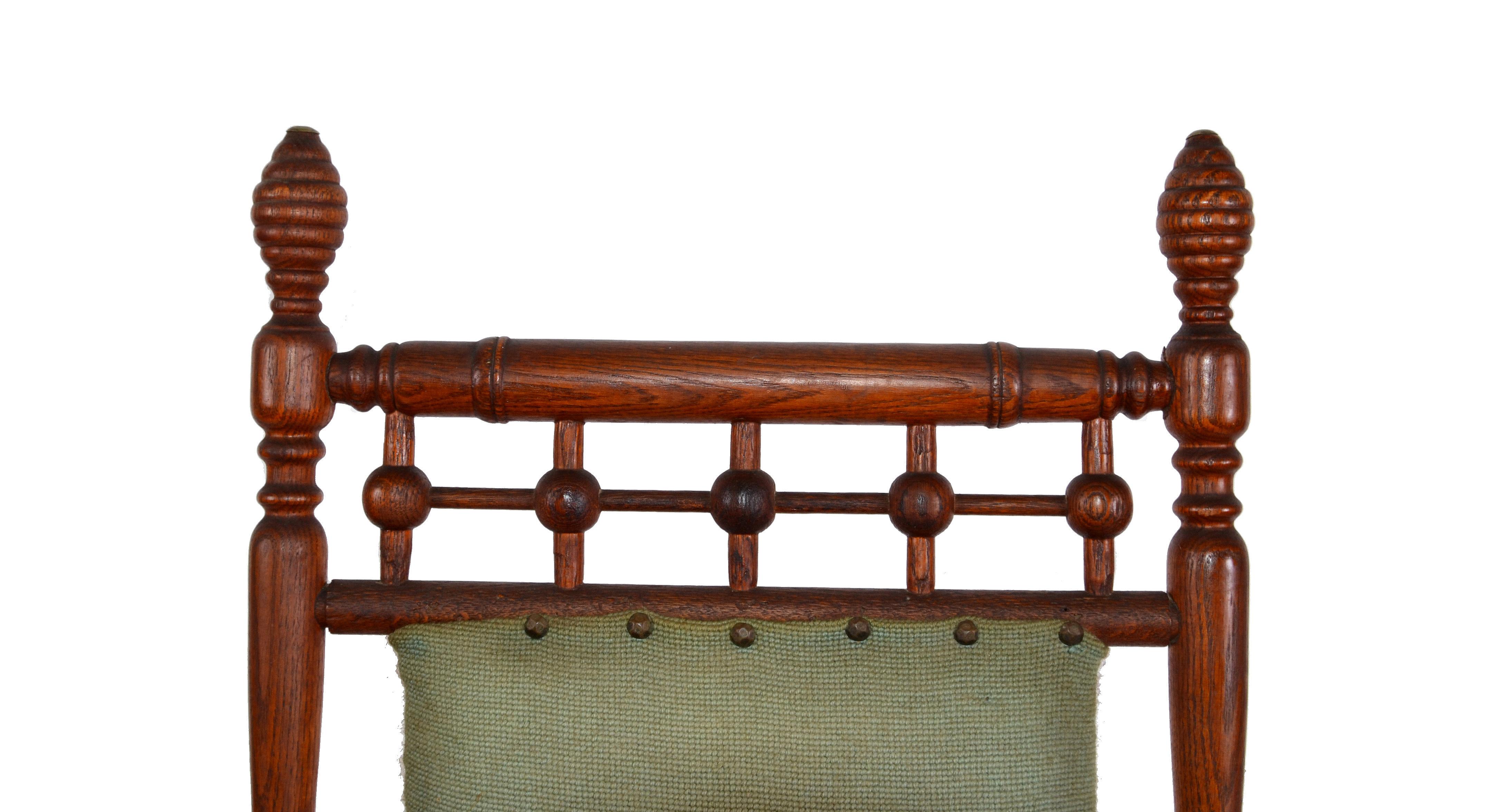 XIXe siècle Fauteuil à bascule ancien sculpté et tourné à la main, tapisserie en bois de noyer à l'aiguille en vente