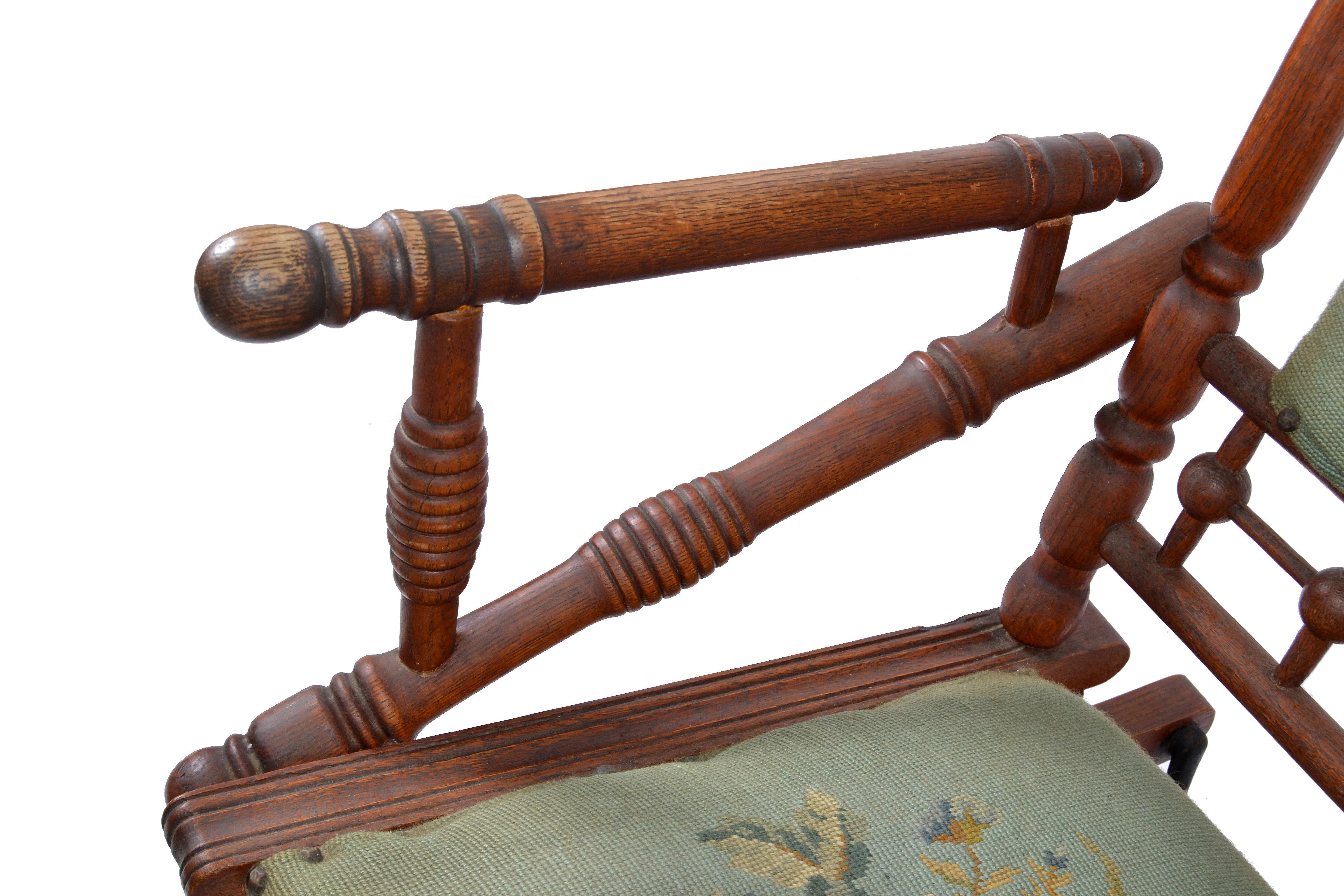 Tissu d'ameublement Fauteuil à bascule ancien sculpté et tourné à la main, tapisserie en bois de noyer à l'aiguille en vente