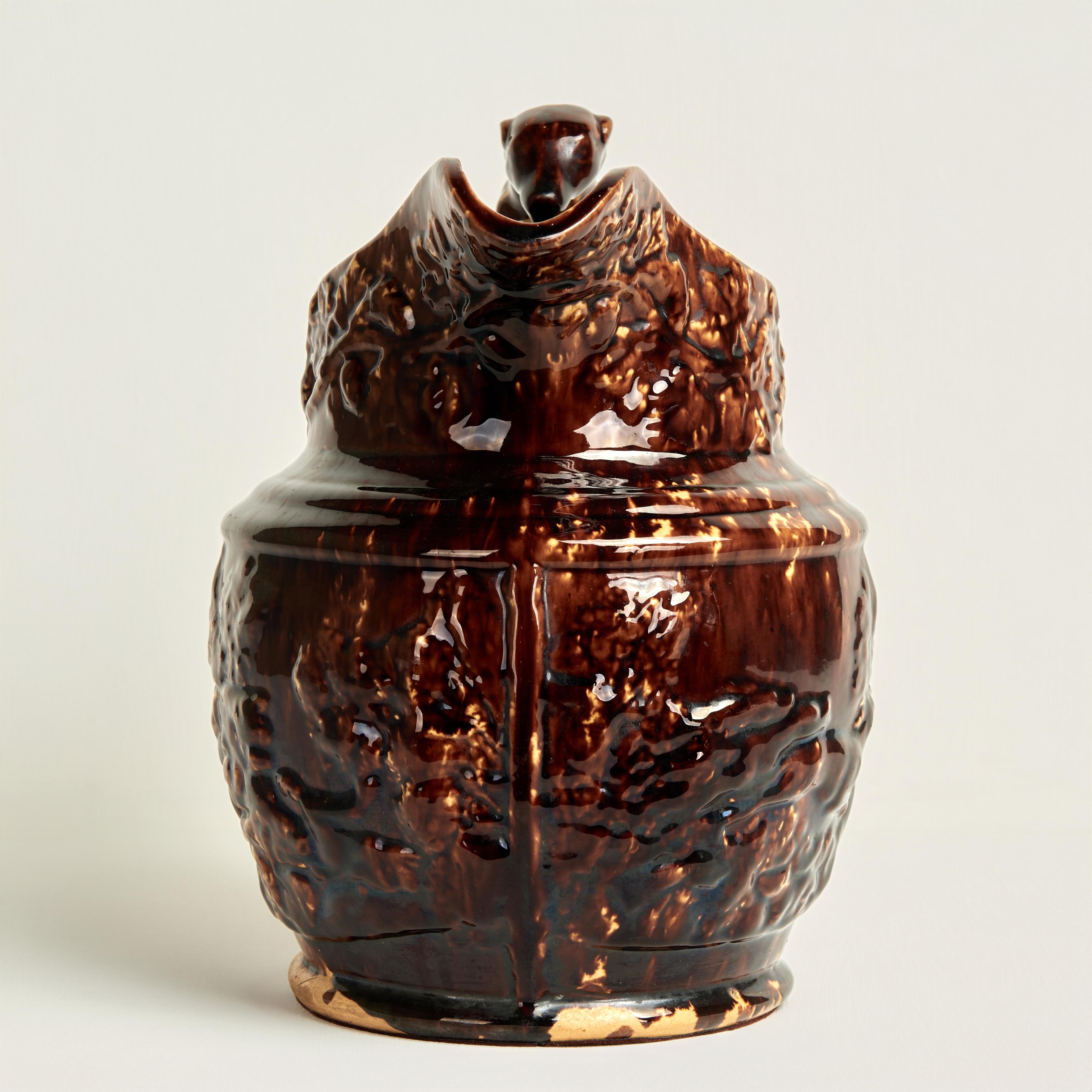 Victorien Pichet ancien en poterie de Rockingham avec anse en forme de chien en vente