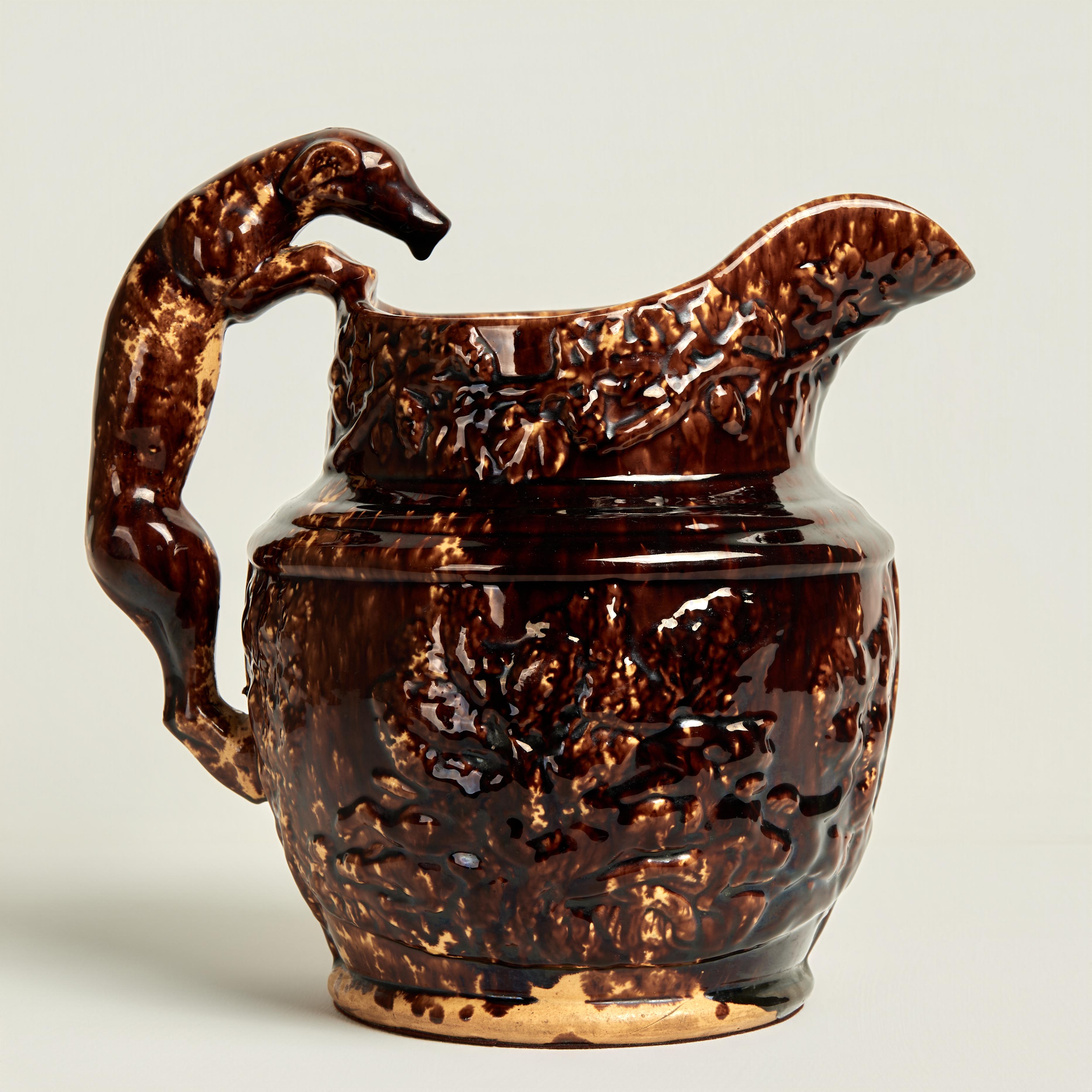 Américain Pichet ancien en poterie de Rockingham avec anse en forme de chien en vente