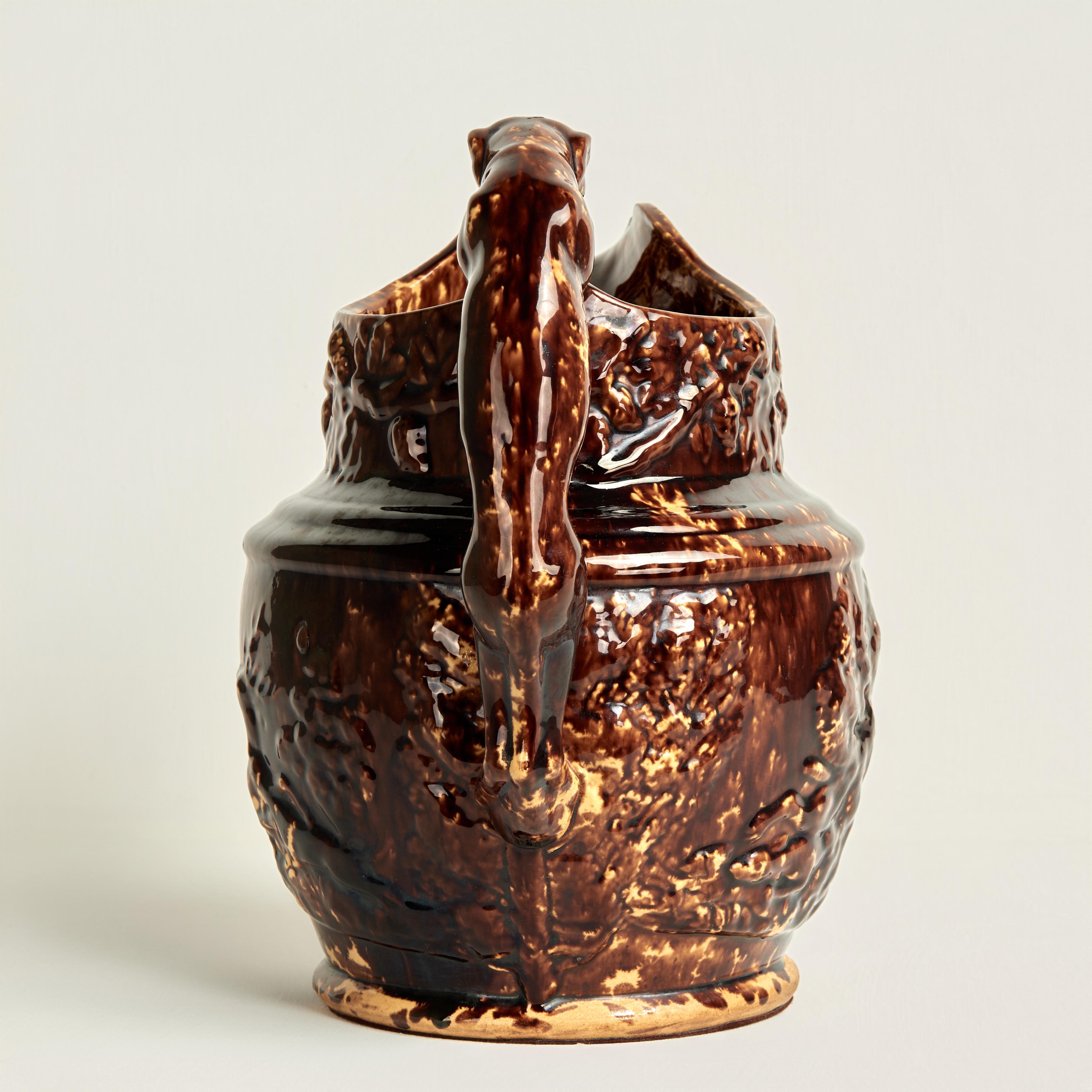 Vernissé Pichet ancien en poterie de Rockingham avec anse en forme de chien en vente