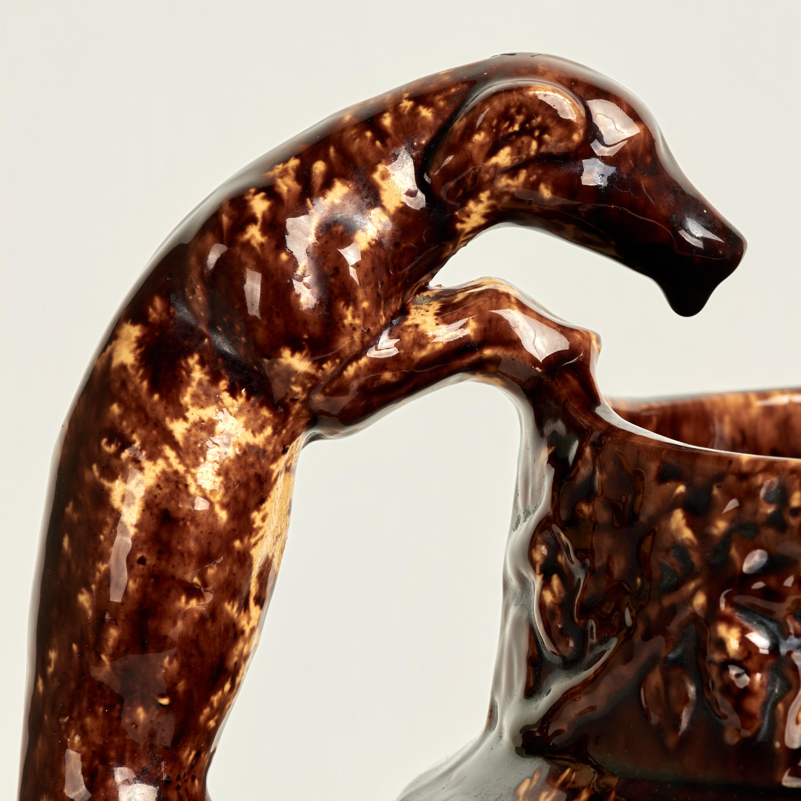 Pichet ancien en poterie de Rockingham avec anse en forme de chien Bon état - En vente à Palm Beach, FL