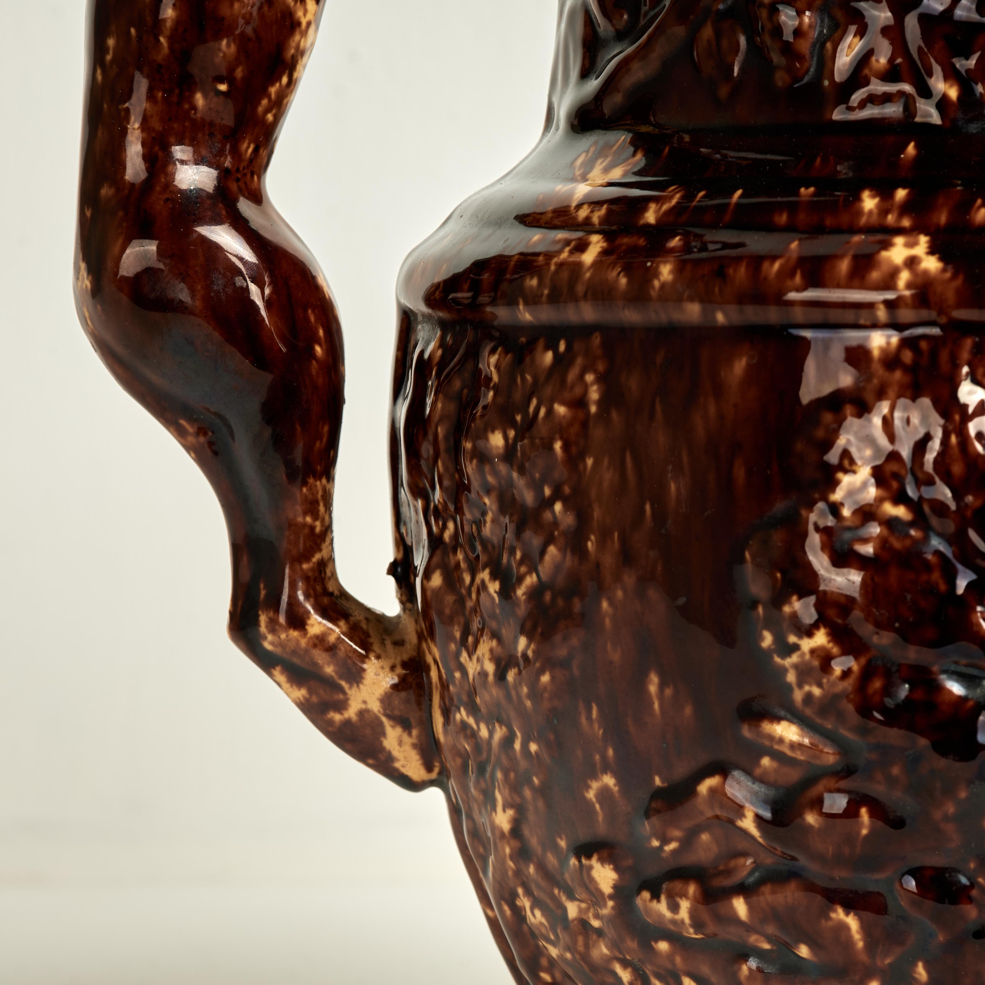 Poterie Pichet ancien en poterie de Rockingham avec anse en forme de chien en vente