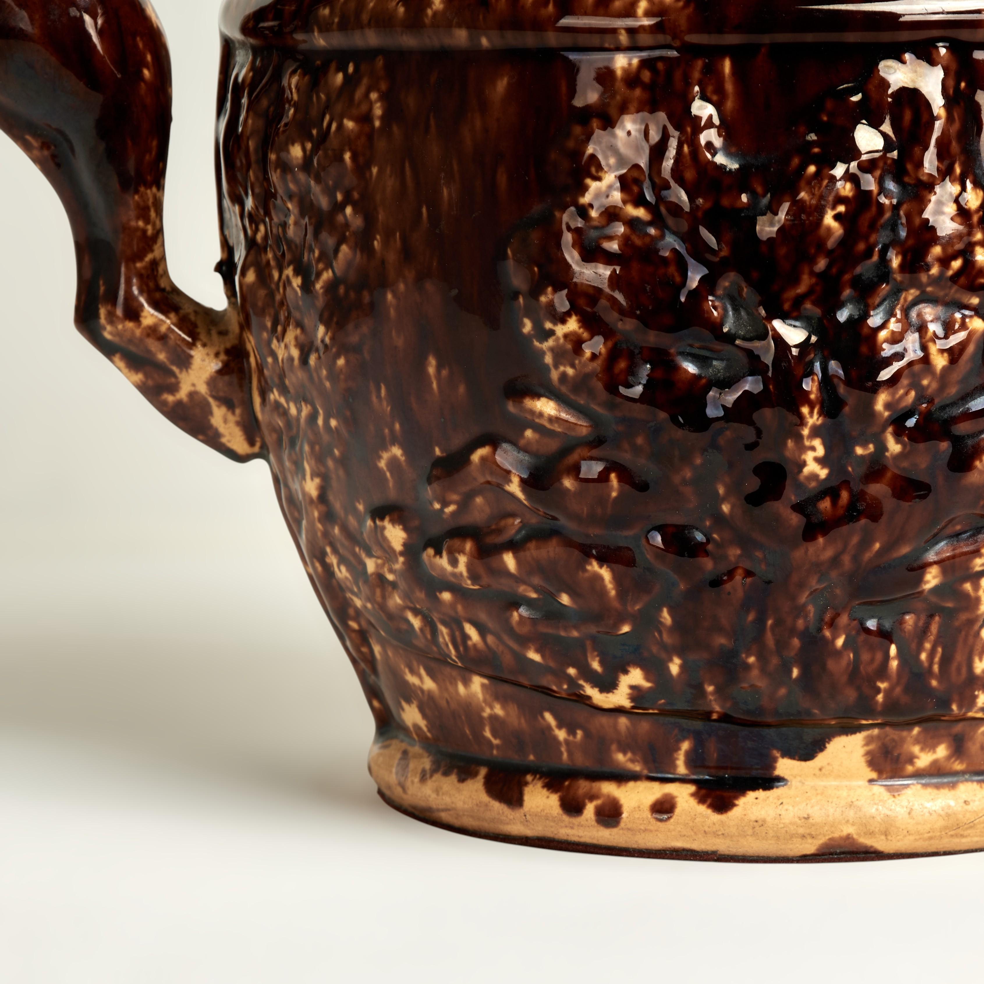 Pichet ancien en poterie de Rockingham avec anse en forme de chien en vente 1
