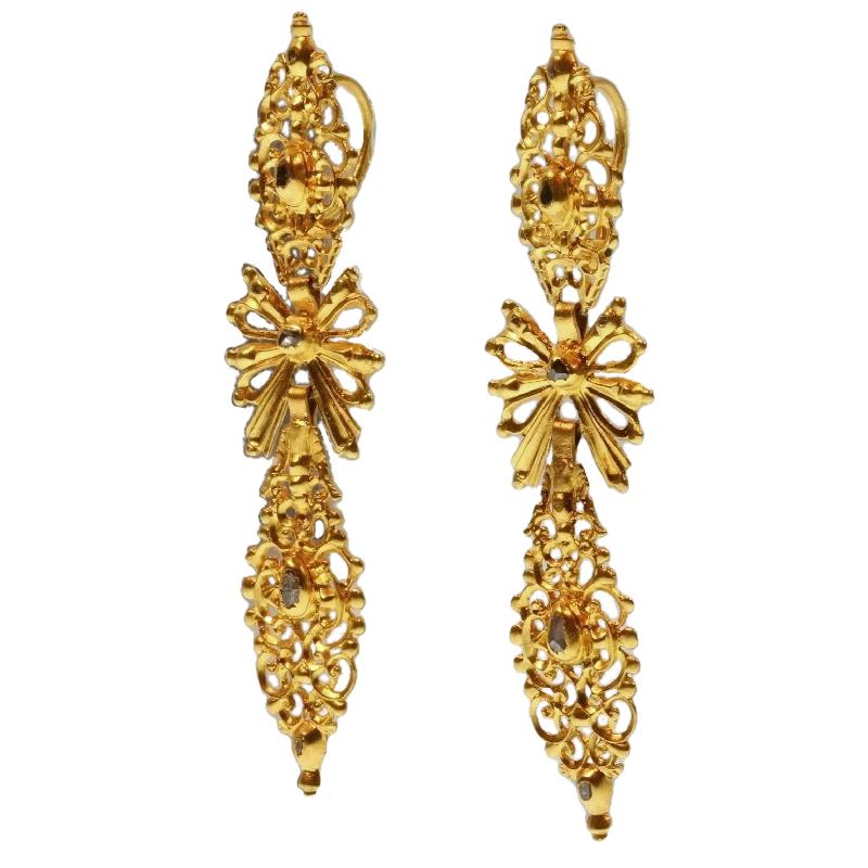 In these 19,2K yellow gold Portuguese Rococo earrings from 1740 centres an adorable double bow dangling in between two marquise shaped flakes of a symmetrically pierced flourishing frills. With five rose cut diamonds dispersed in alignment over the