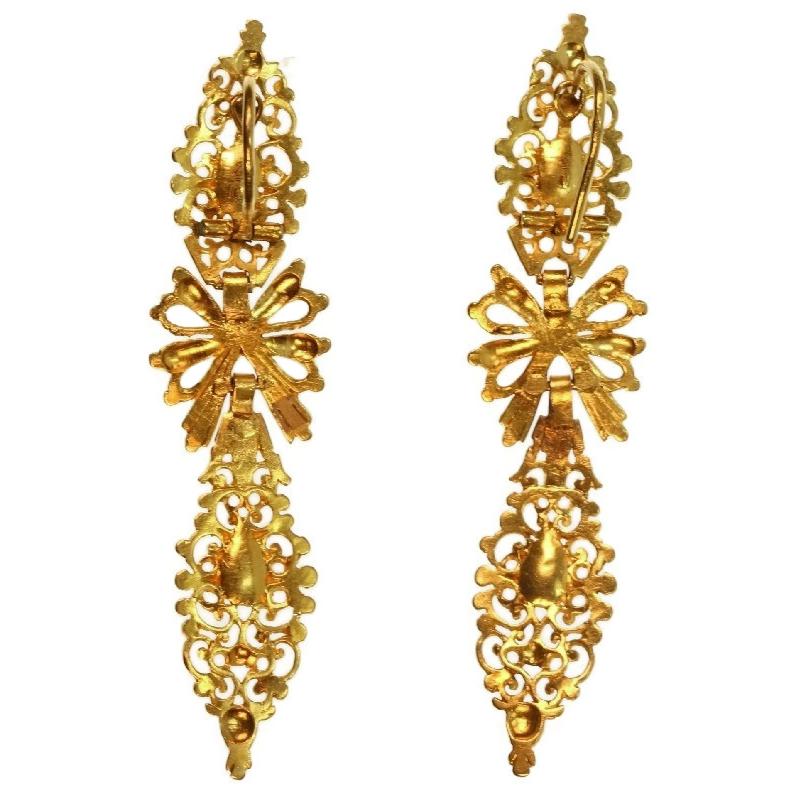 Women's Antique Rococo 18th century Diamond and 19.2 Karat Yellow Gold Dangle Earrings For Sale