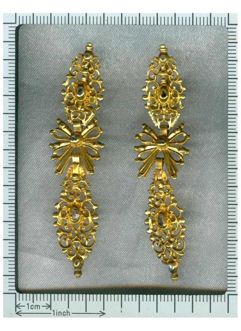 Antique Rococo 18th century Diamond and 19.2 Karat Yellow Gold Dangle Earrings For Sale 4