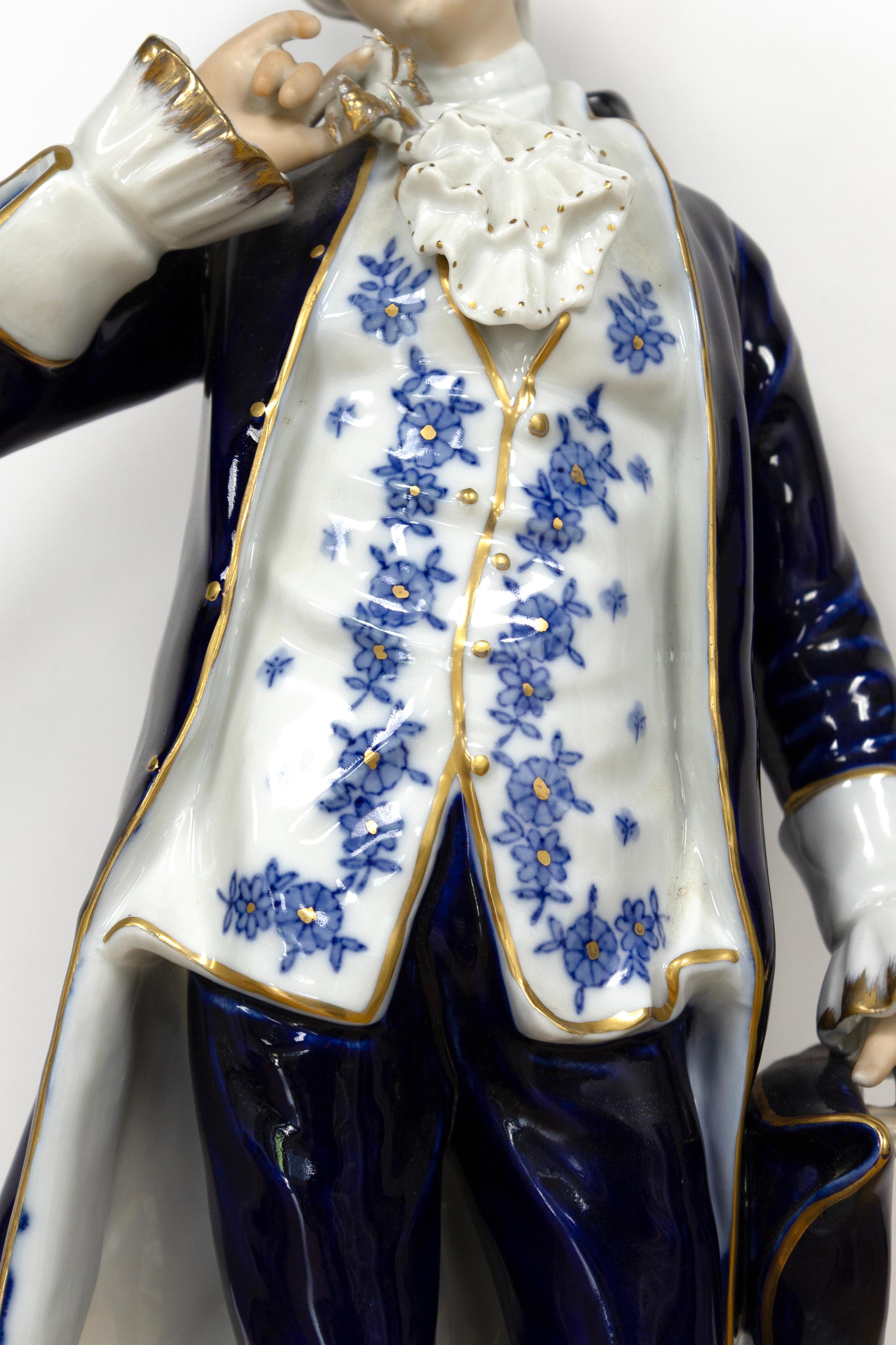 Antique Rococo Aristocrats - Pair of Painted Porcelain Figurines, Germany in vendita 3