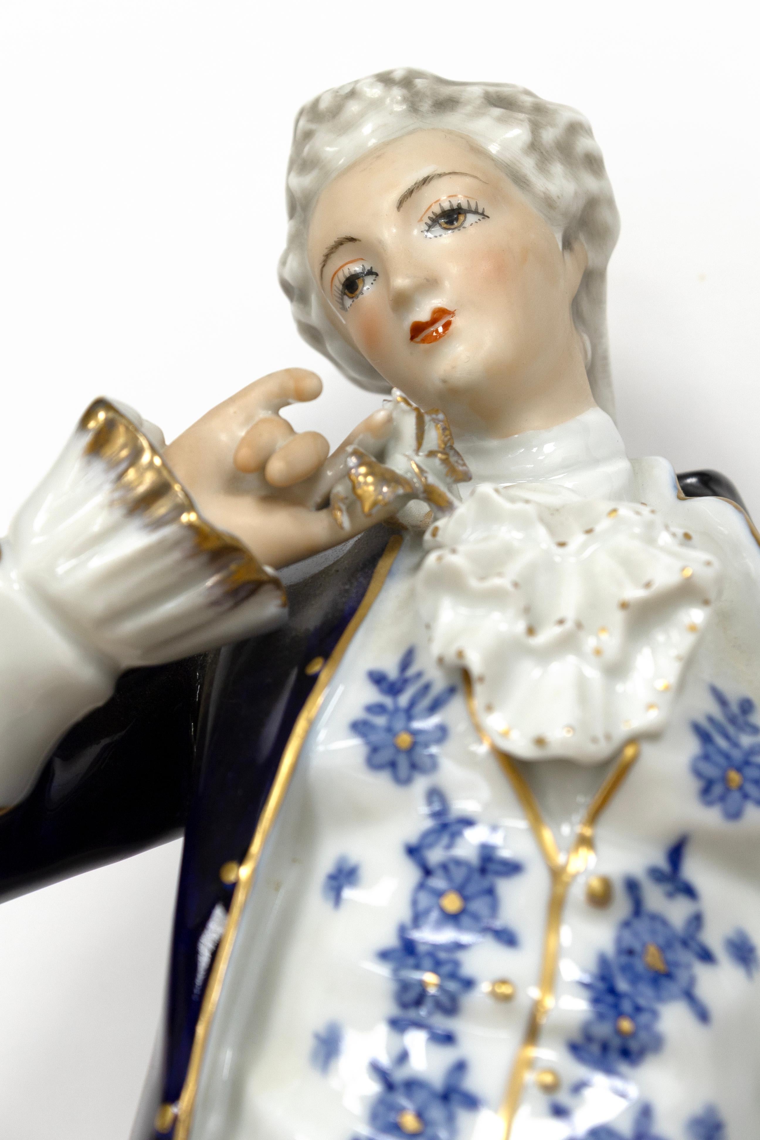 Antique Rococo Aristocrats - Pair of Painted Porcelain Figurines, Germany in vendita 4