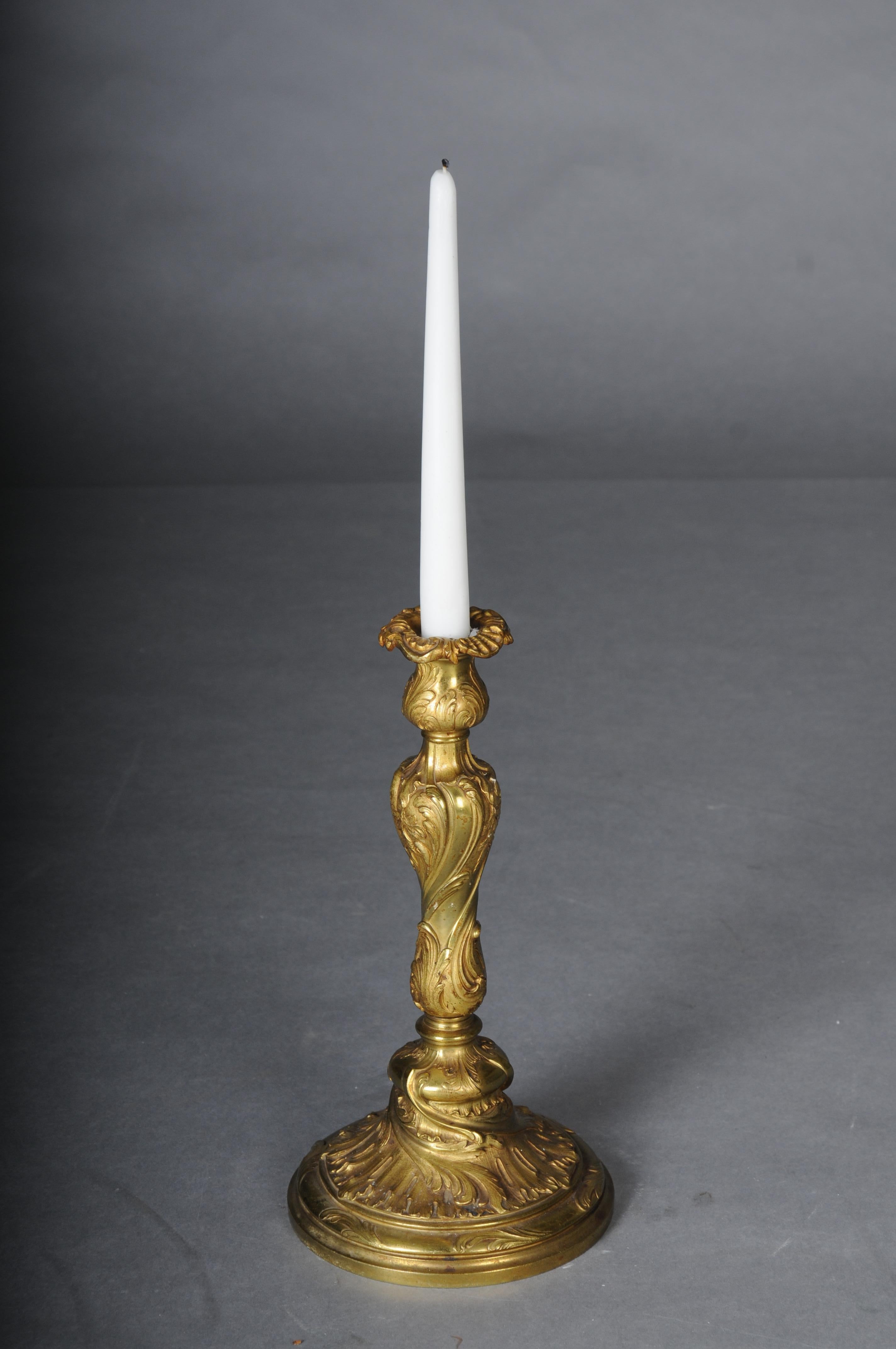 Antiker Rokoko-Kerzenhalter aus feuervergoldeter Bronze, Barock

Massive Bronze, fein ziseliert und feuervergoldet.

Äußerst feine und hochwertige Verarbeitung.

Rokoko - Klassisches Design mit imperialen Anwendungen

Höhe: 32 cm Durchmesser: 16 cm