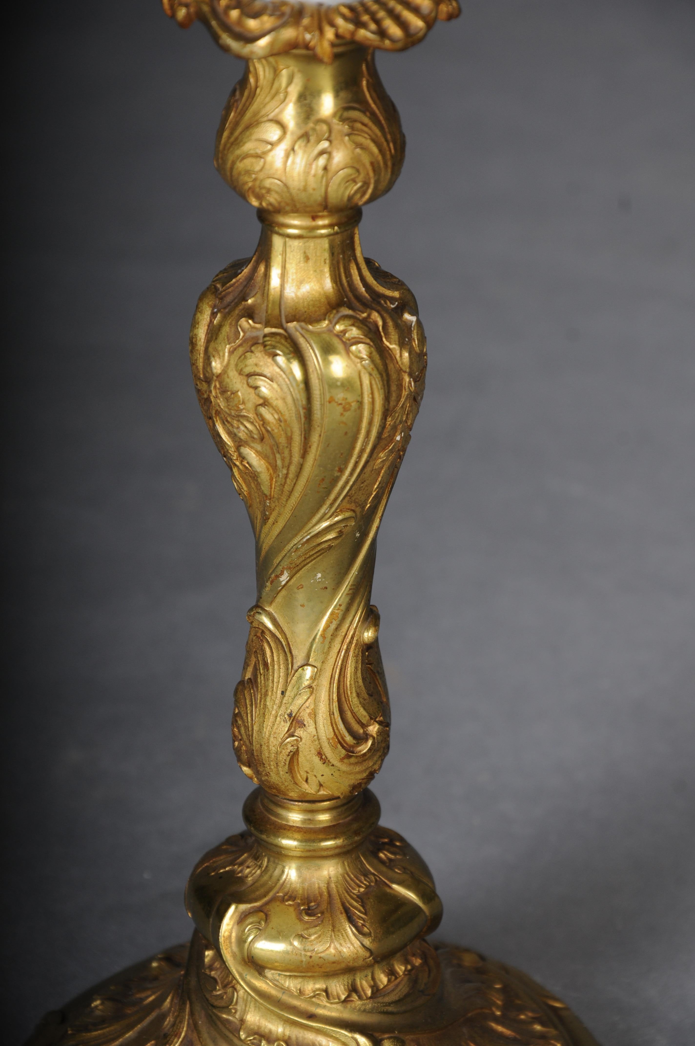 Antiker Rokoko-Kerzenhalter aus feuervergoldeter Bronze, Barock im Angebot 1