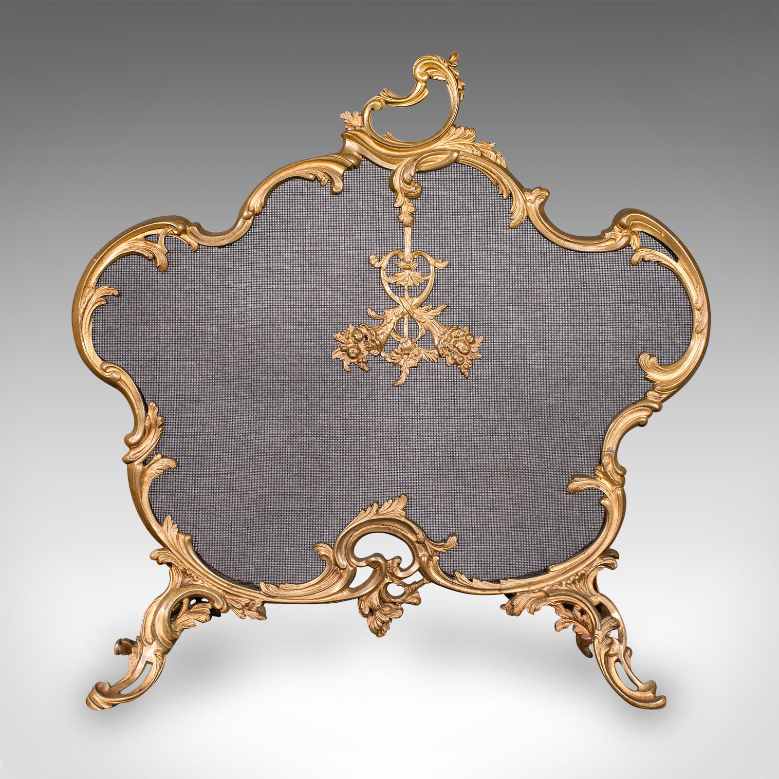 
Si tratta di un antico parafuoco rococò. Pannello da camino francese in ottone dorato e maglia di ferro, risalente alla fine del XIX secolo, circa 1900.

Un design deliziosamente decorato, con un superbo motivo Rococò revival.
Presenta una