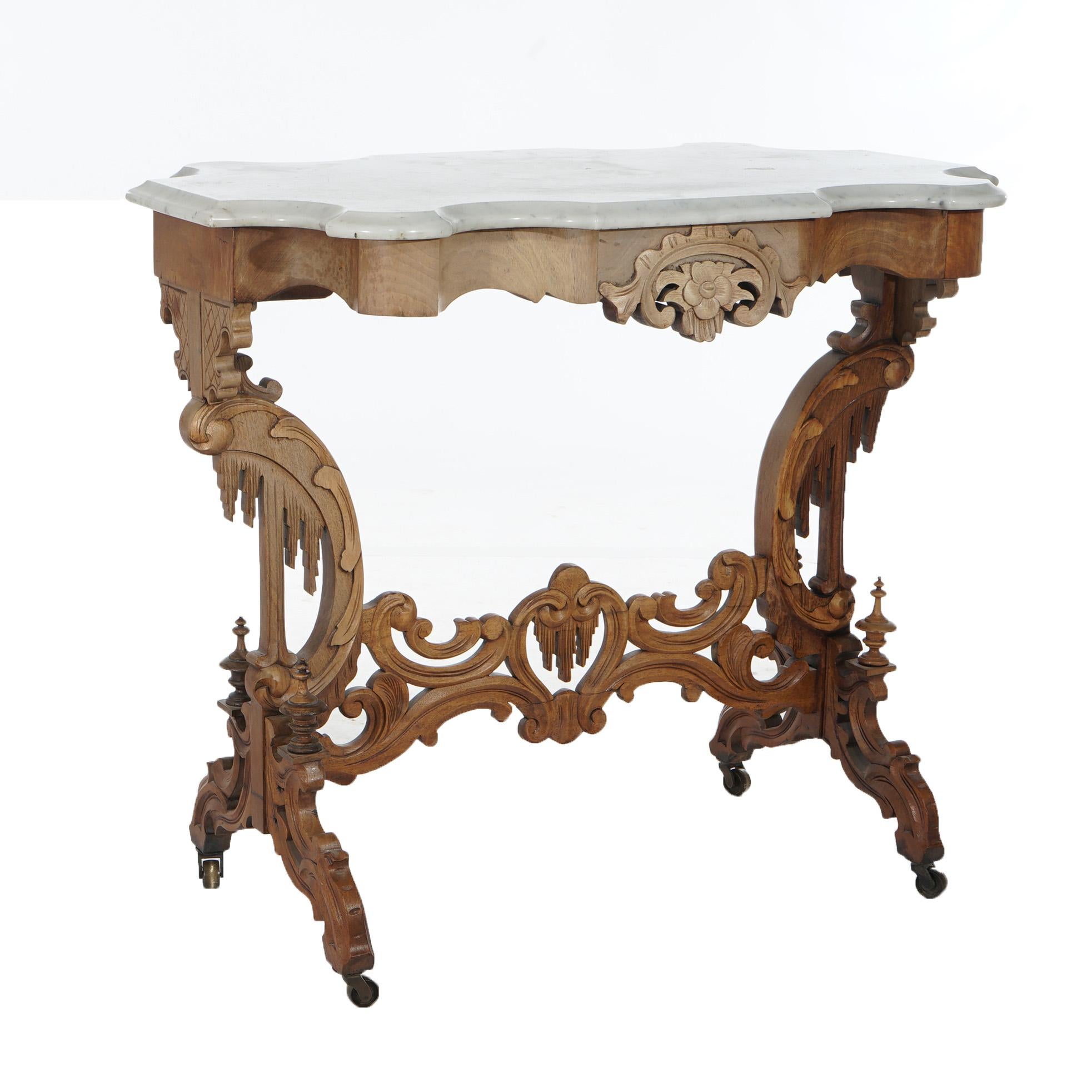 Antiker Rokoko-Gothic-Parlor-Tisch aus geschnitztem Nussbaumholz mit Marmorplatte, um 1880 (Geschnitzt) im Angebot