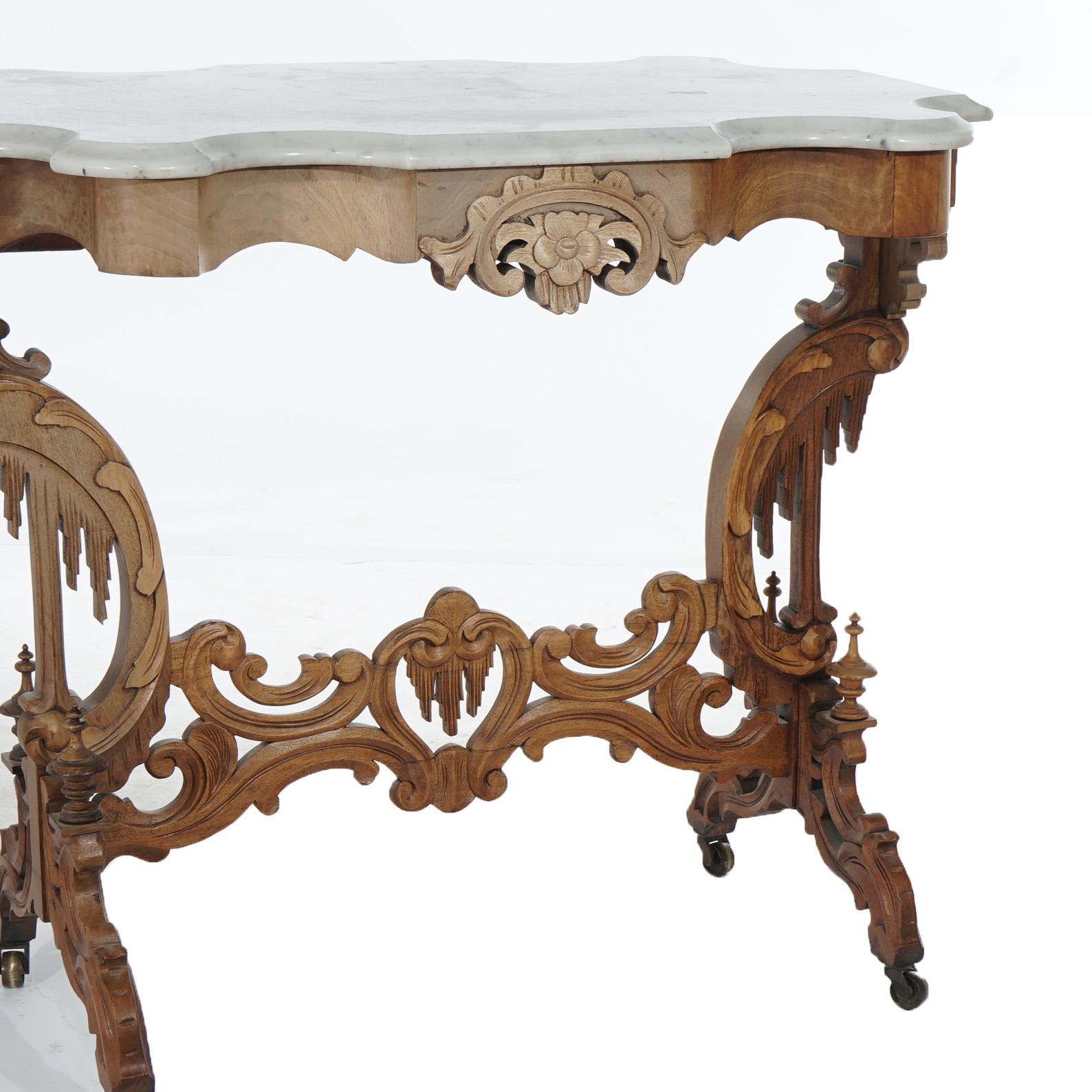 Antiker Rokoko-Gothic-Parlor-Tisch aus geschnitztem Nussbaumholz mit Marmorplatte, um 1880 im Angebot 1