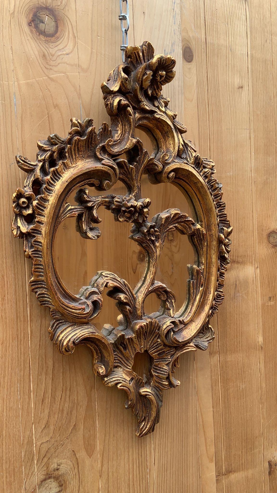 Fait main Antique miroir mural rococo italien sculpté et orné de dorures en vente