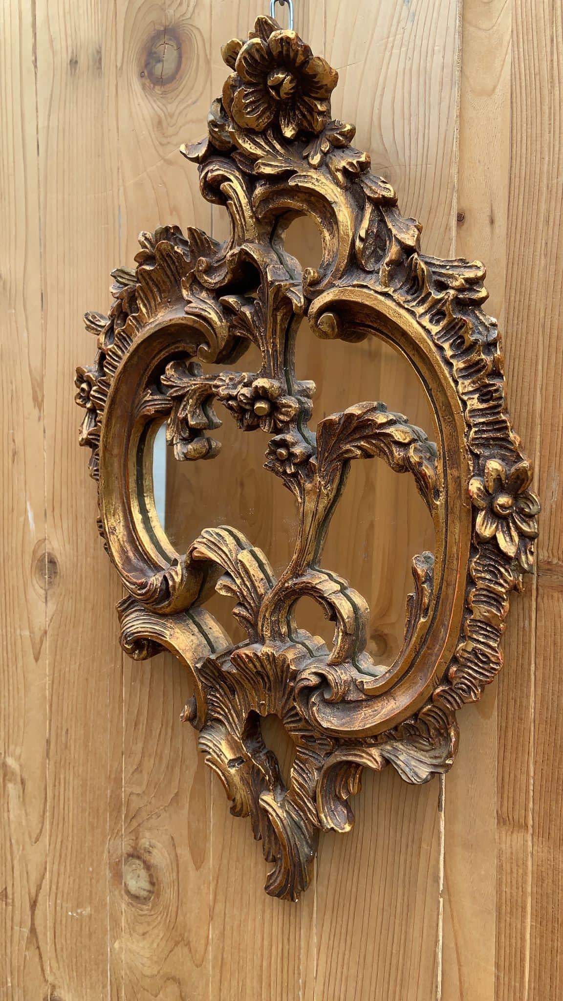 Miroir Antique miroir mural rococo italien sculpté et orné de dorures en vente
