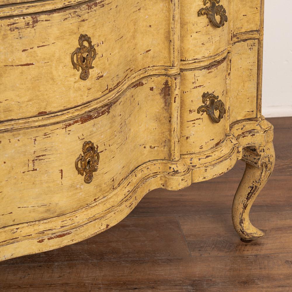 Grande commode rococo ancienne en chêne peinte en jaune, Danemark, circa 1800''s en vente 4