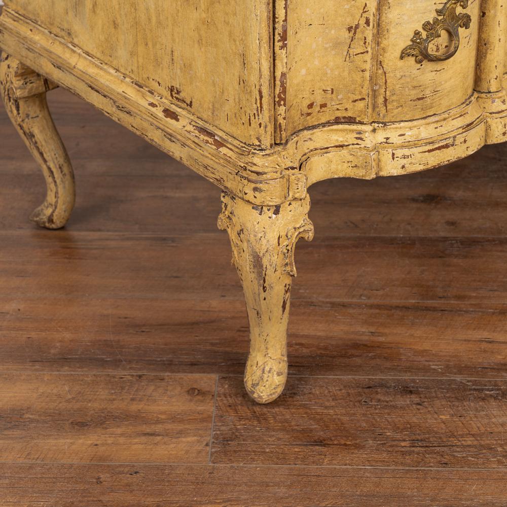 Grande commode rococo ancienne en chêne peinte en jaune, Danemark, circa 1800''s en vente 5