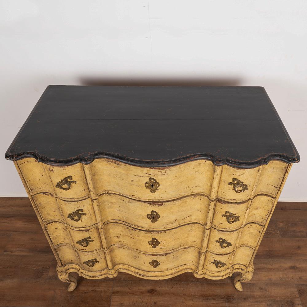 Grande commode rococo ancienne en chêne peinte en jaune, Danemark, circa 1800''s en vente 6