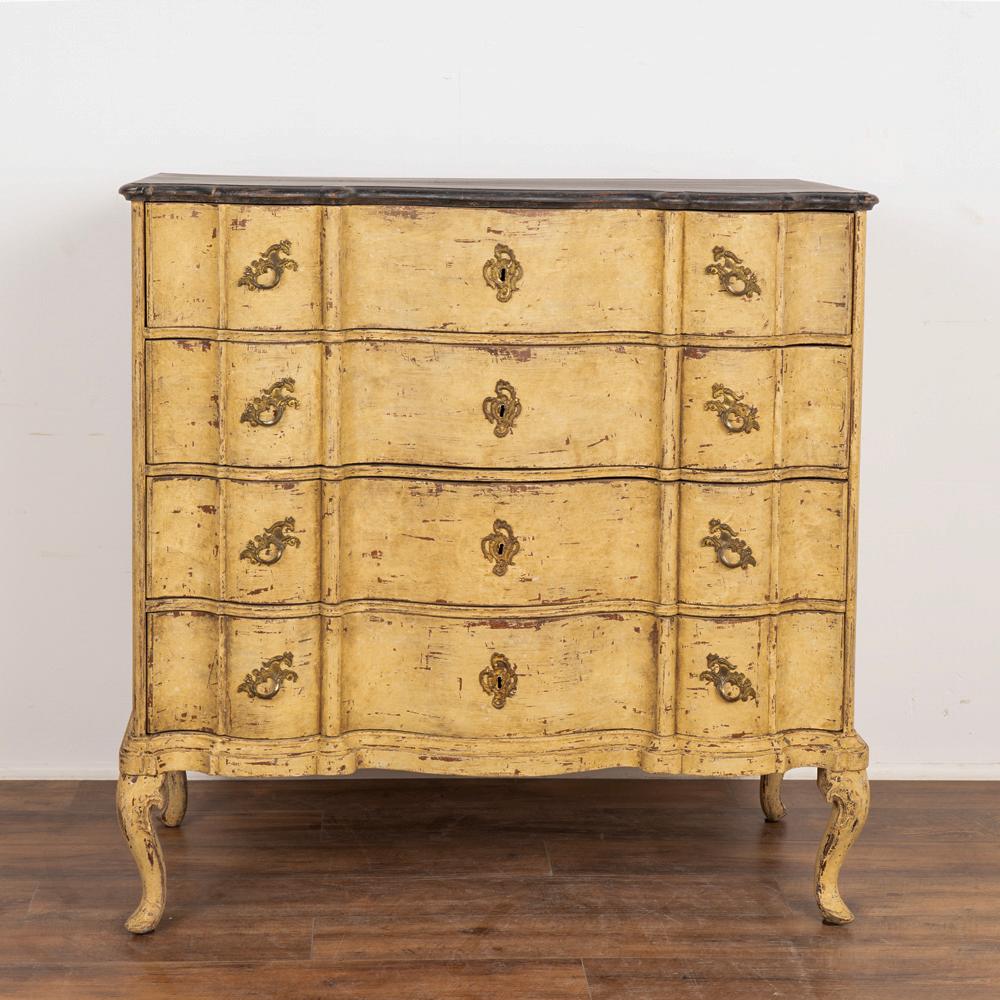 Danois Grande commode rococo ancienne en chêne peinte en jaune, Danemark, circa 1800''s en vente