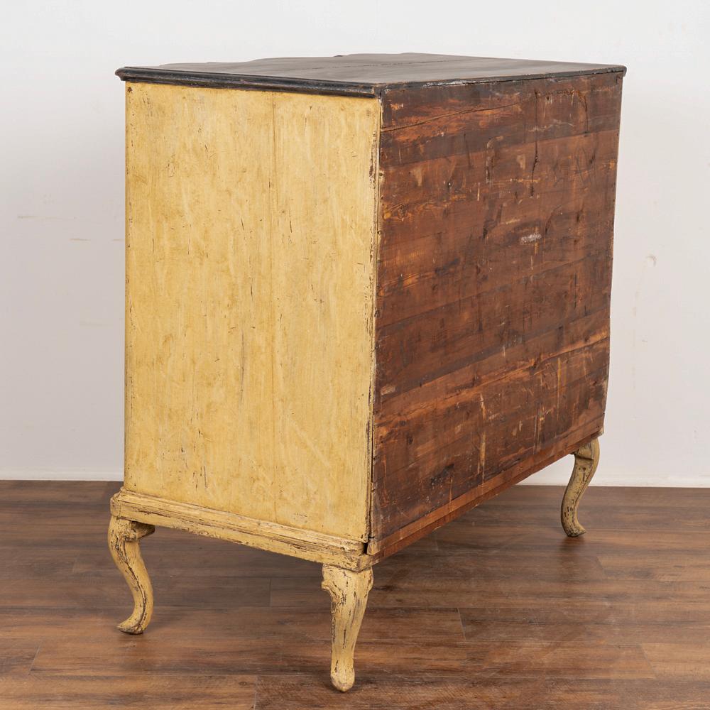 Antico cassettone rococò in Oak dipinto di giallo, Danimarca, circa 1800 In condizioni buone in vendita a Round Top, TX